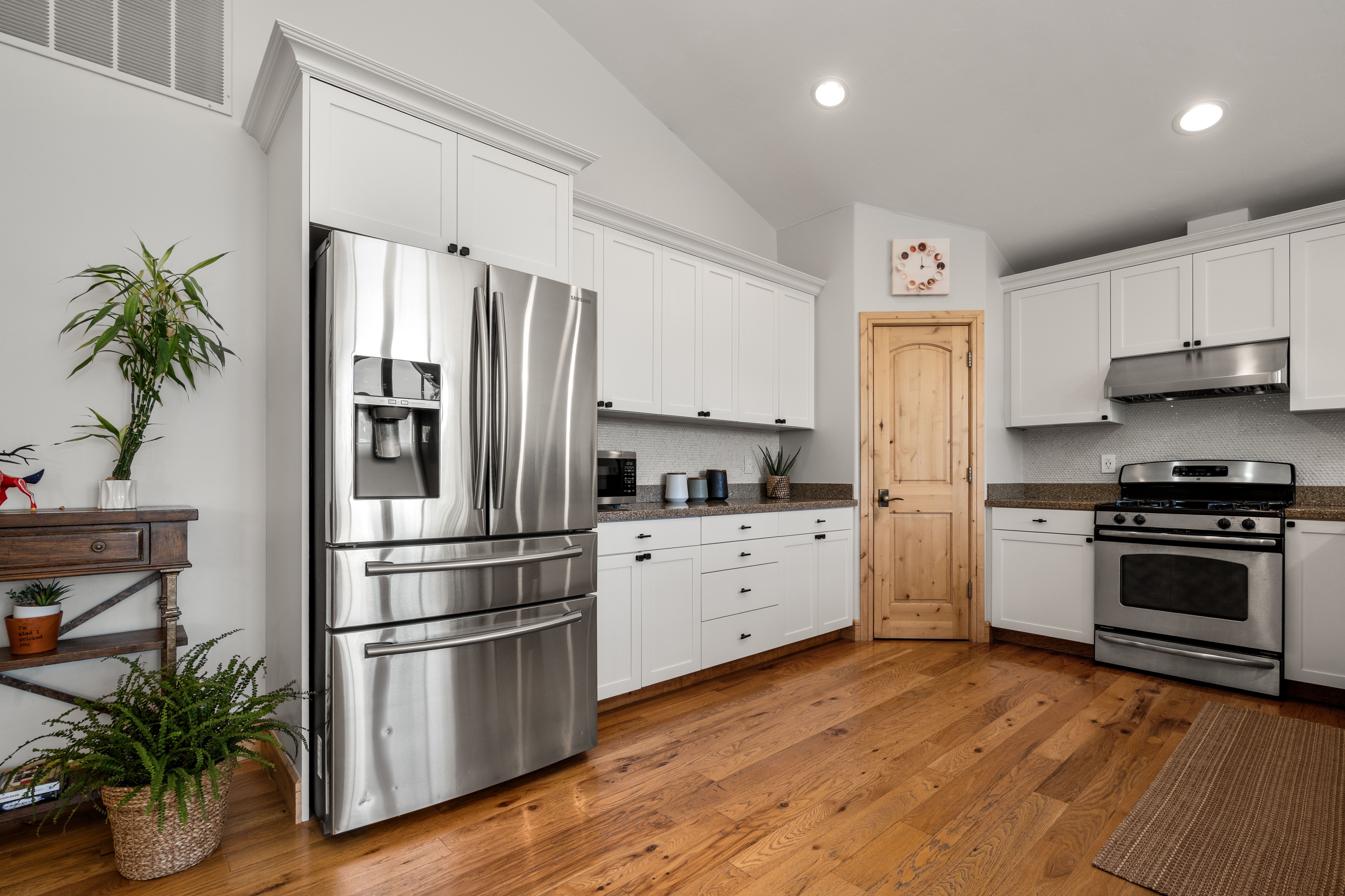  Inviting Home Features Soaring Vaulted Ceilings, Expansive Windows~ - 物件實景