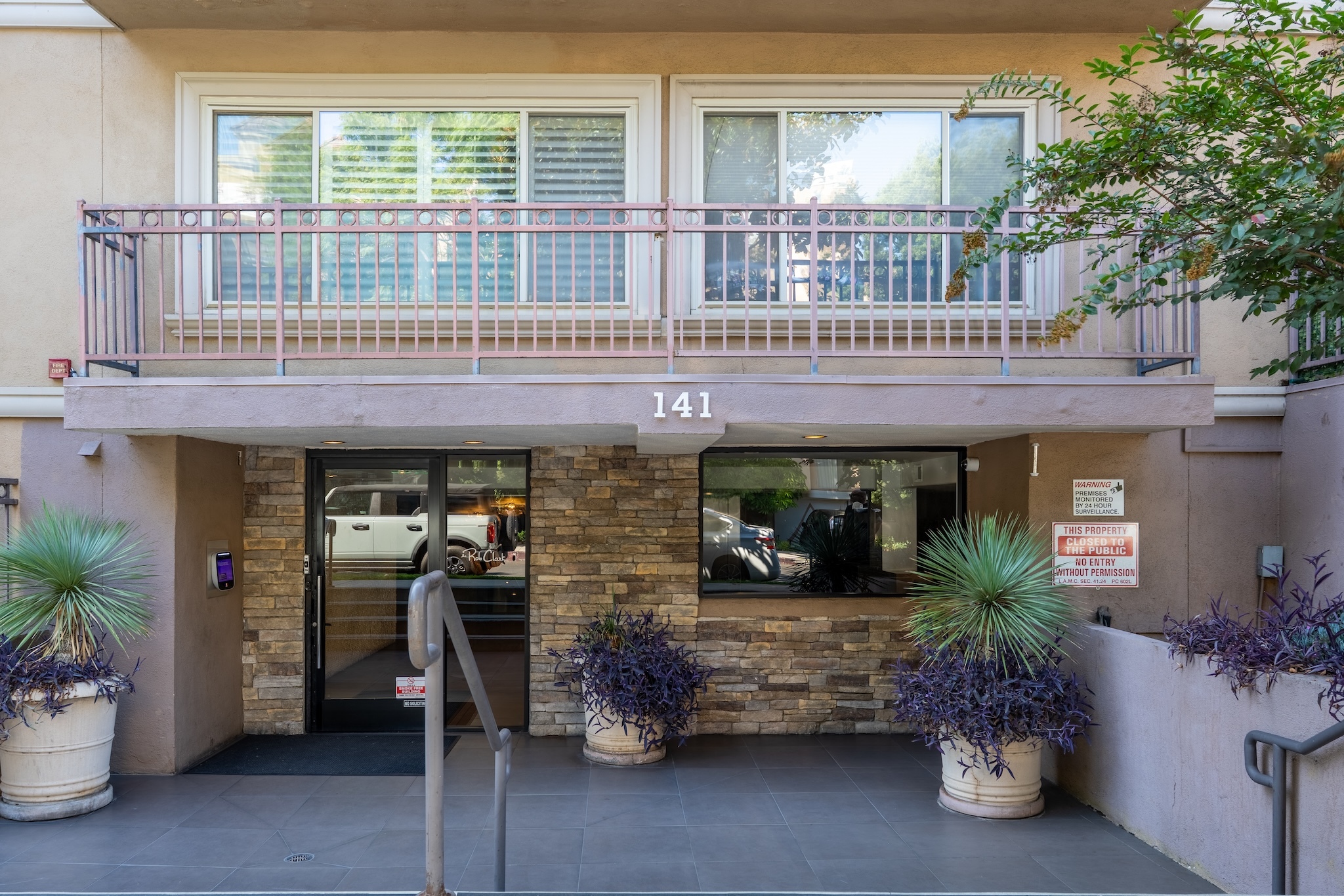  141 South Clark Drive - 物件實景