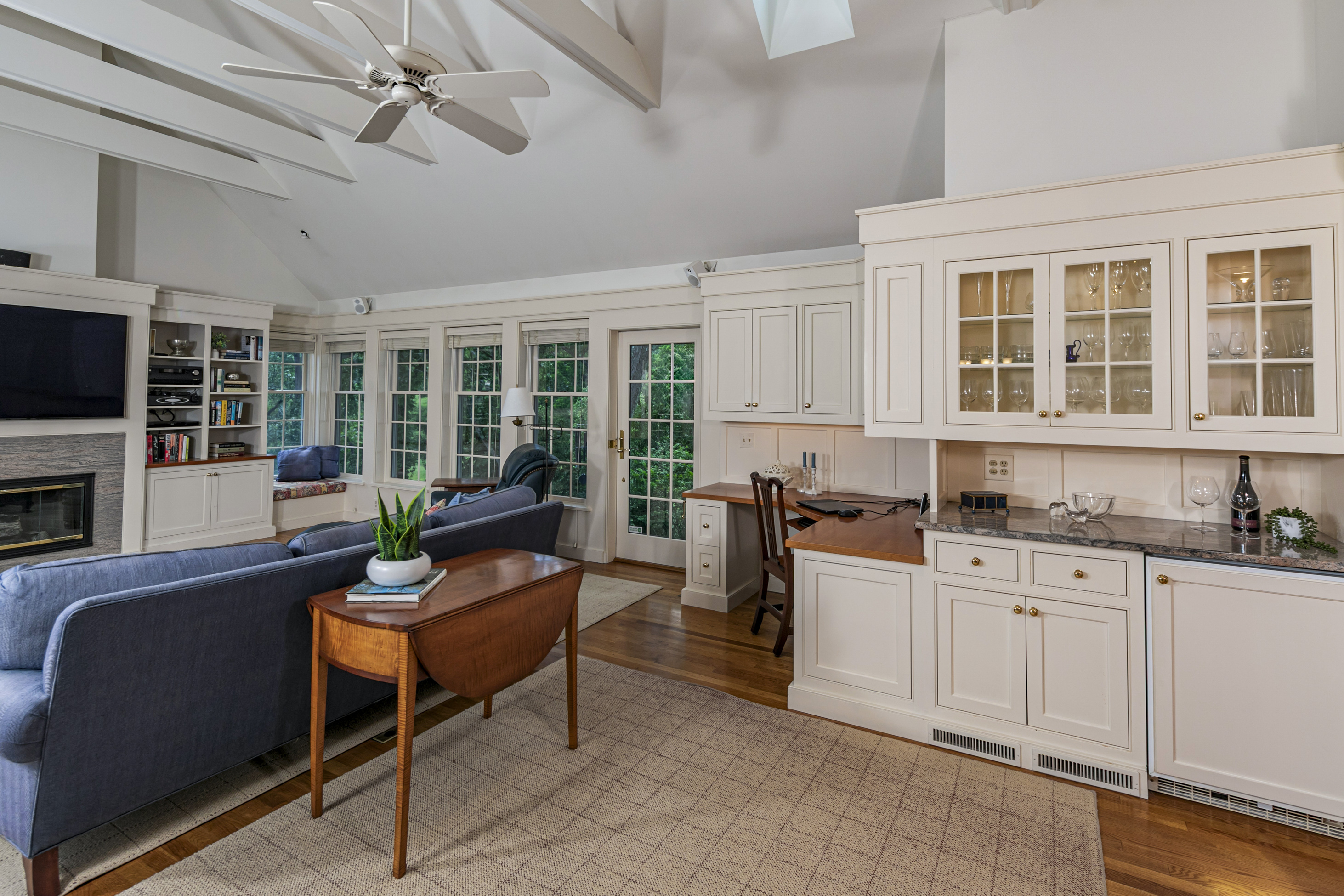  Stand-Out Home in The Glen Features Pastoral Views and Soaring Ceilings - 物件實景
