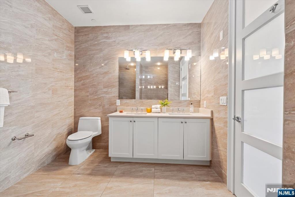 Edgewater, New Jersey, 07020, United States, 2 Bedrooms Bedrooms, ,2 BathroomsBathrooms,Residential,For Sale,1849063