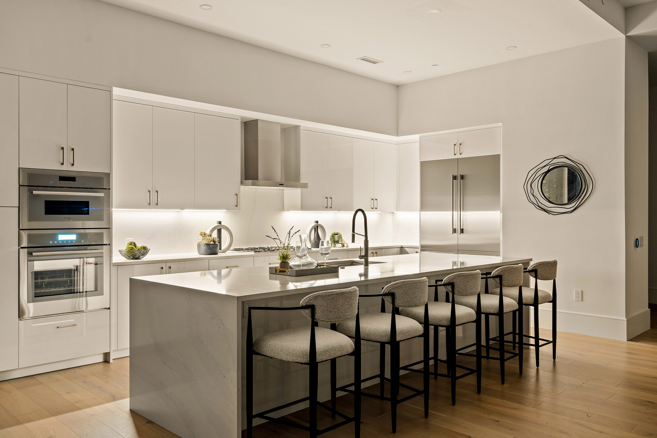  Stunning 17th Floor Corner Unit with Architectural Upgrades - 物件實景