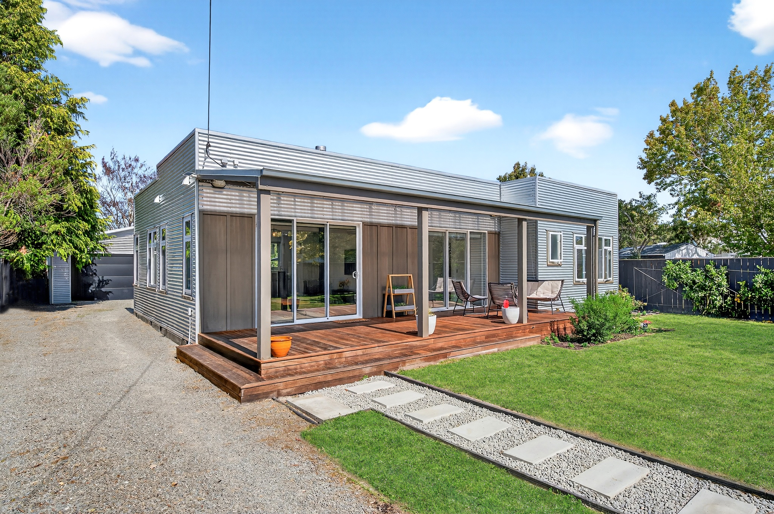  Family Living with Poolside Entertaining - 物件實景