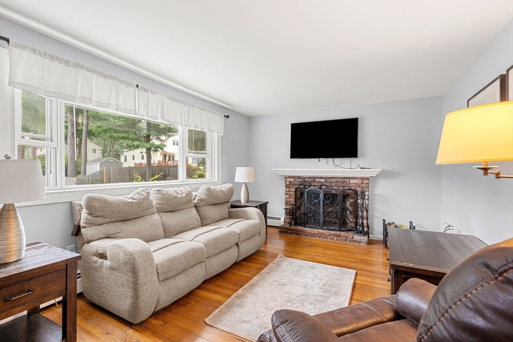 Tewksbury, Massachusetts, 01876, United States, 3 Bedrooms Bedrooms, ,1 BathroomBathrooms,Residential,For Sale,1918514