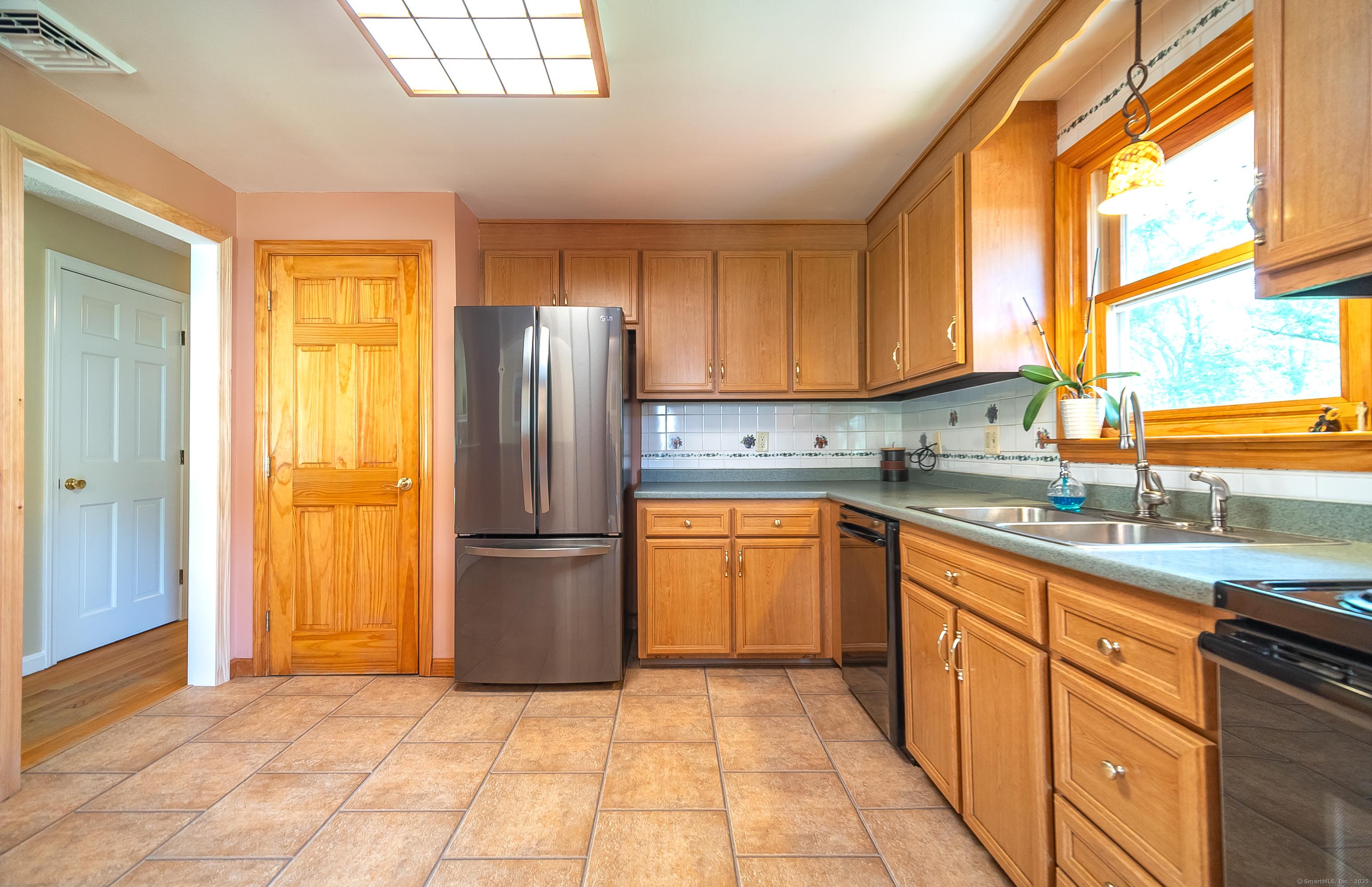 Southington, Connecticut, 06489, United States, 4 Bedrooms Bedrooms, ,4 BathroomsBathrooms,Residential,For Sale,1938423