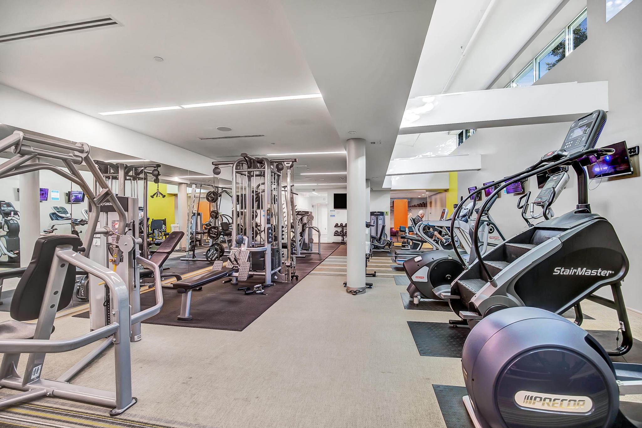  8360 Greensboro Drive, Mclean, VA, 22102 - 物件實景