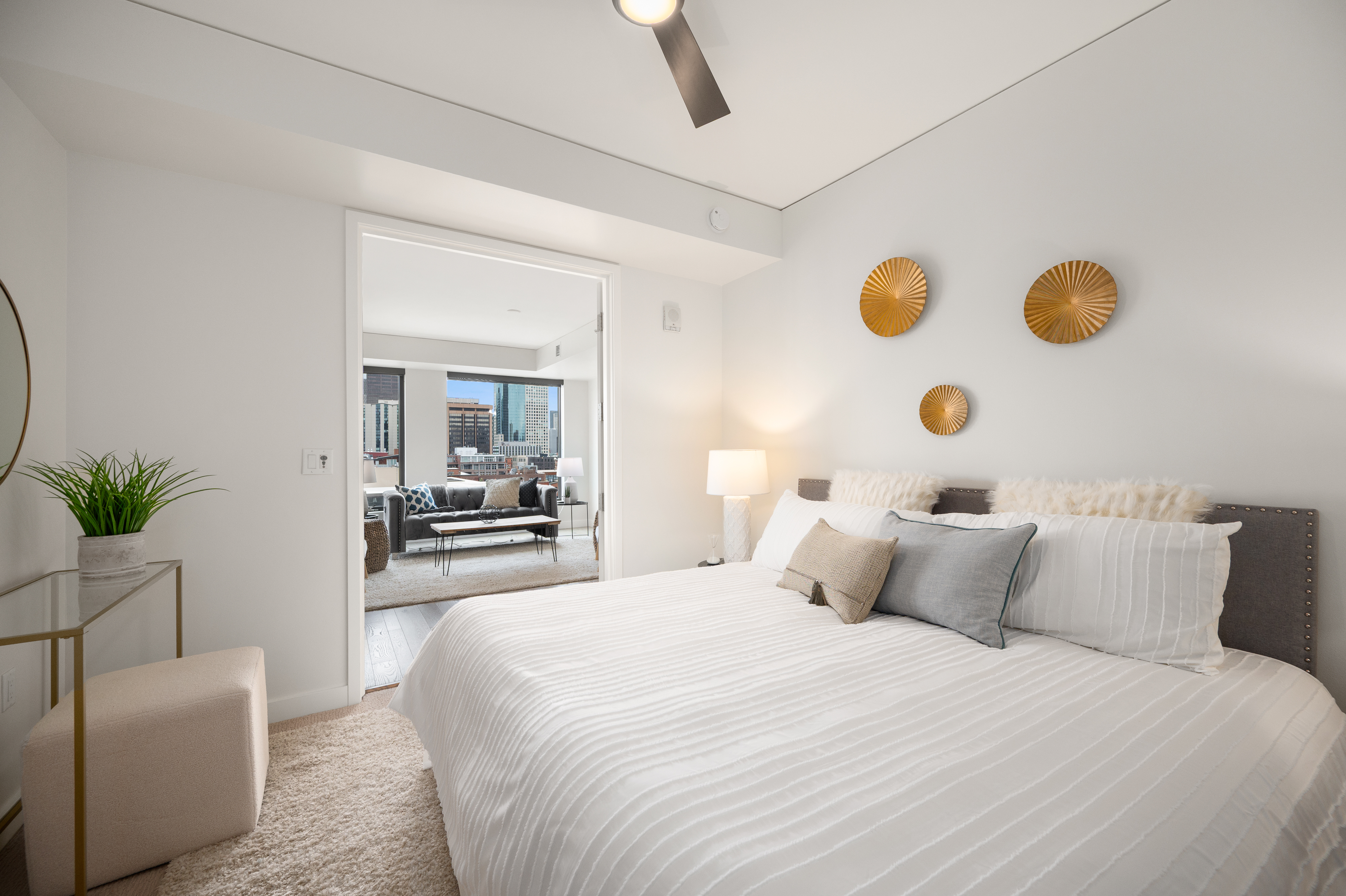  Phenomenal Views From The Floor To Ceiling Windows In This Downtown Building - 物件實景
