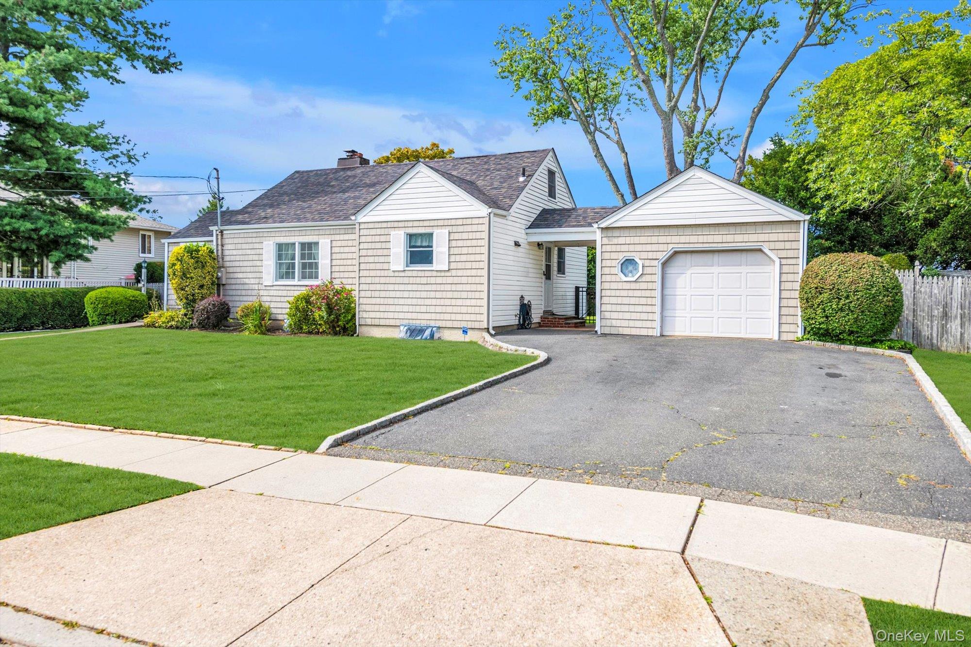 Hicksville, New York, 11801, United States, 3 Bedrooms Bedrooms, ,2 BathroomsBathrooms,Residential,For Sale,1950736