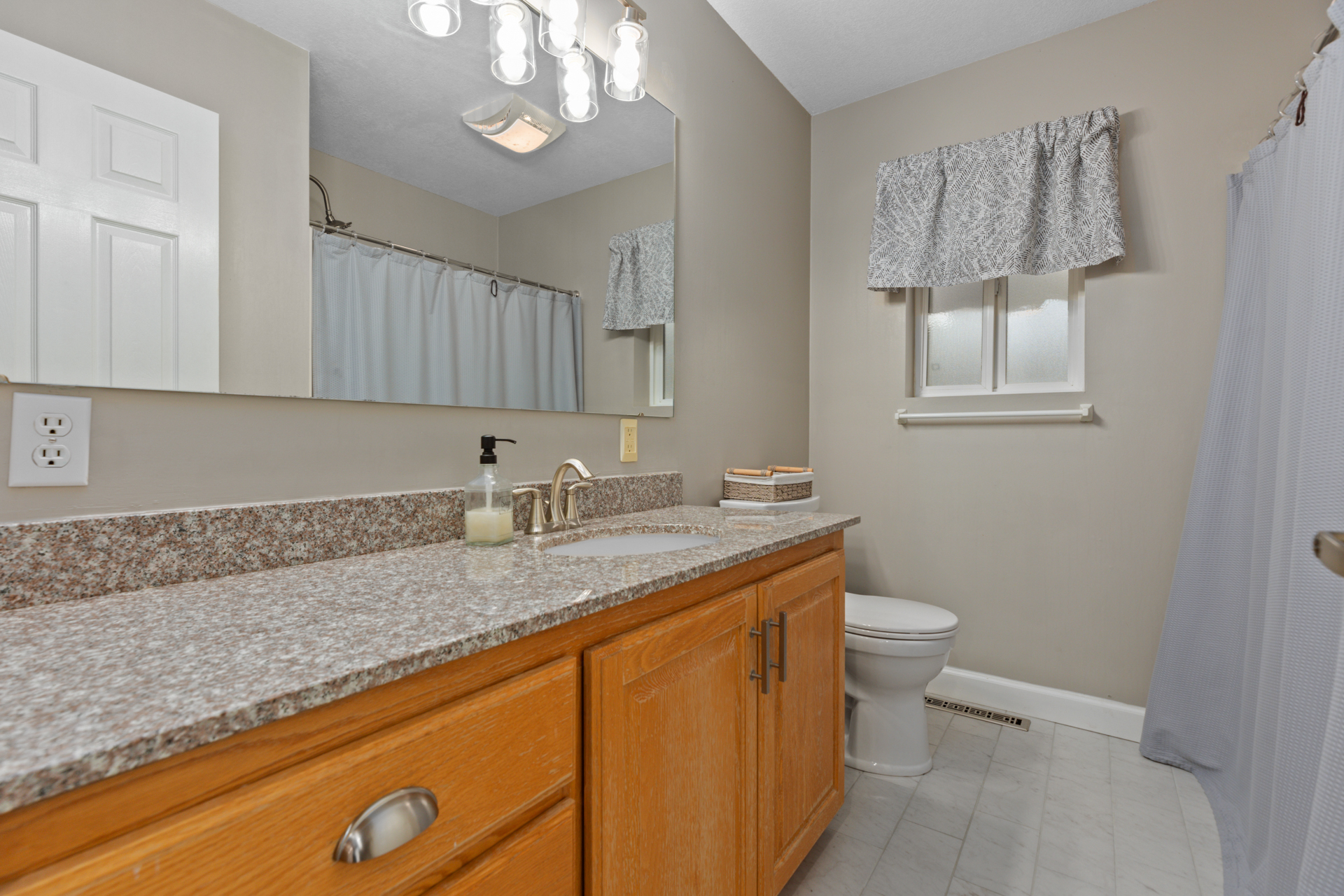 Litchfield, Illinois, 62056, United States, 5 Bedrooms Bedrooms, ,4 BathroomsBathrooms,Residential,For Sale,1979153