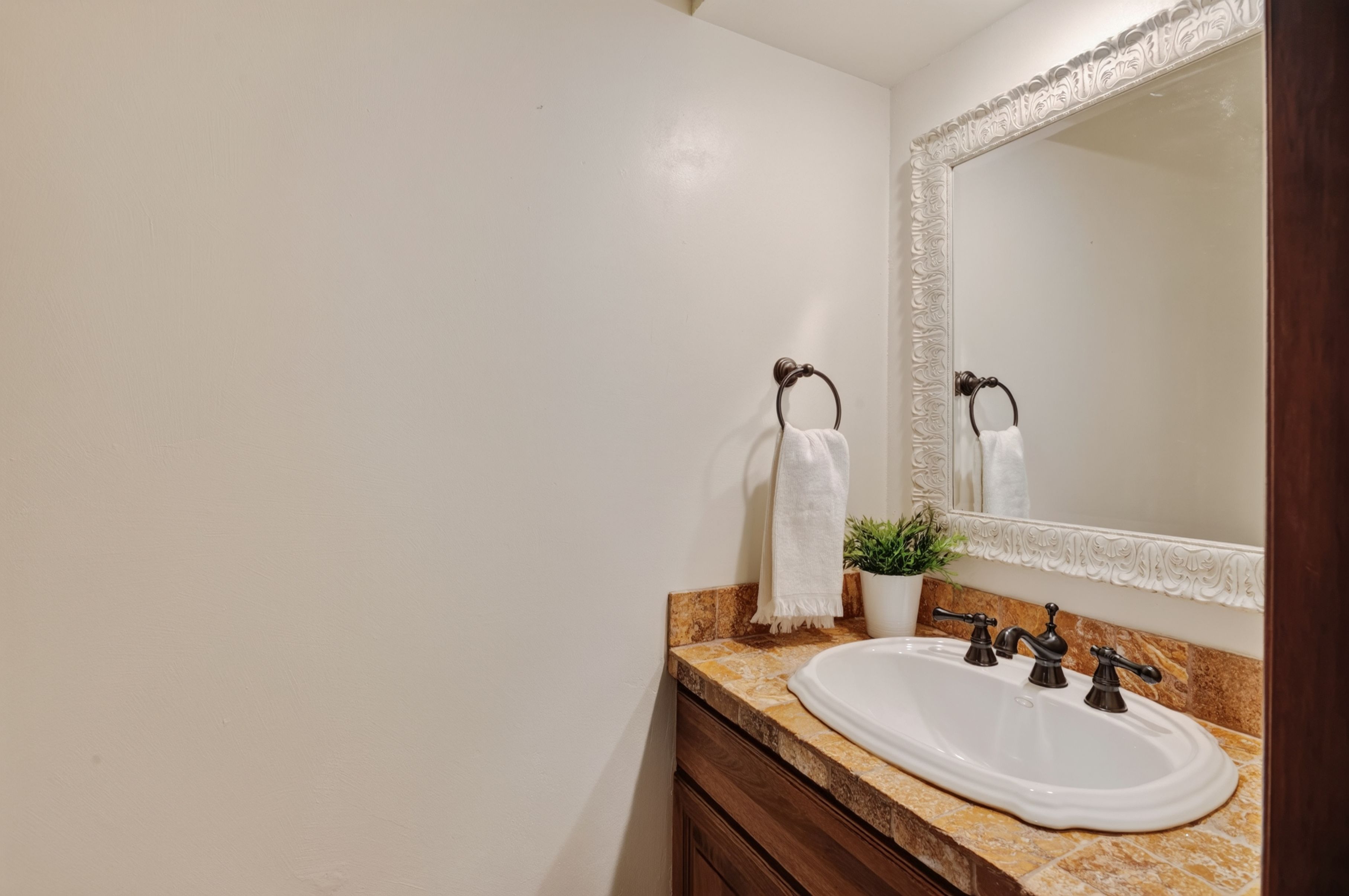  Unique Kitchen & Vaulted Beamed Room Near Cherry Creek State Park Retreat - 物件實景