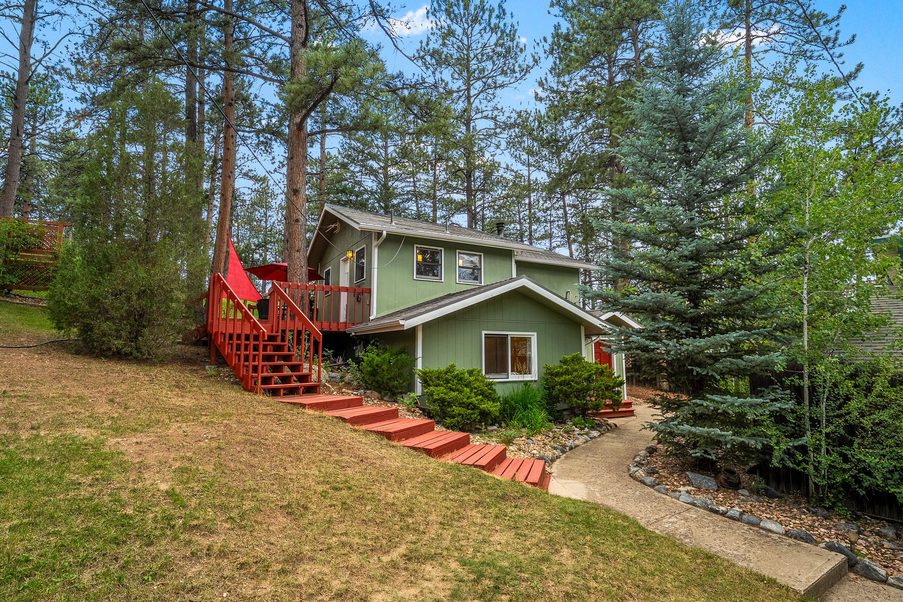  Rare Opportunity to Own 2 Homes Just Steps Away from Coveted Evergreen Lake - 物件實景