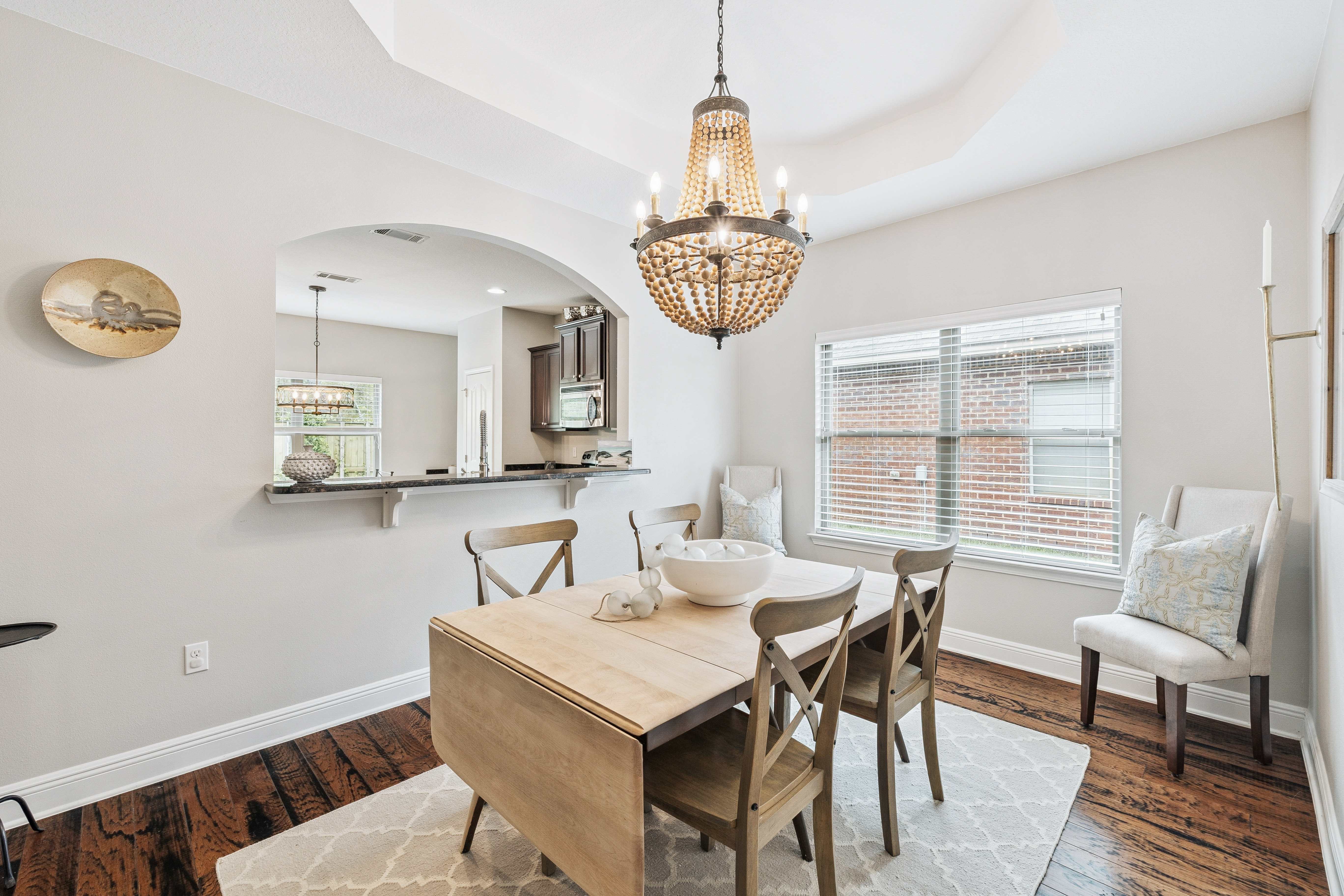  Immaculate, Spacious Single-Level Living Home with Screened Outdoor Living - 物件實景