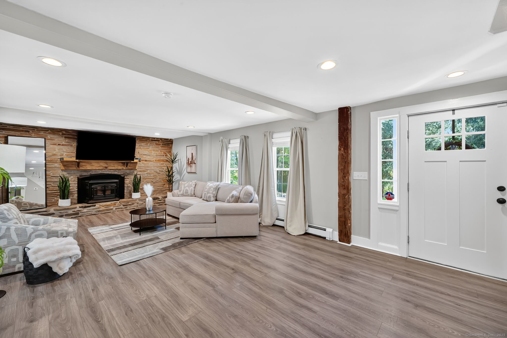 Pomfret, Connecticut, 06259, United States, 3 Bedrooms Bedrooms, ,3 BathroomsBathrooms,Residential,For Sale,1925586