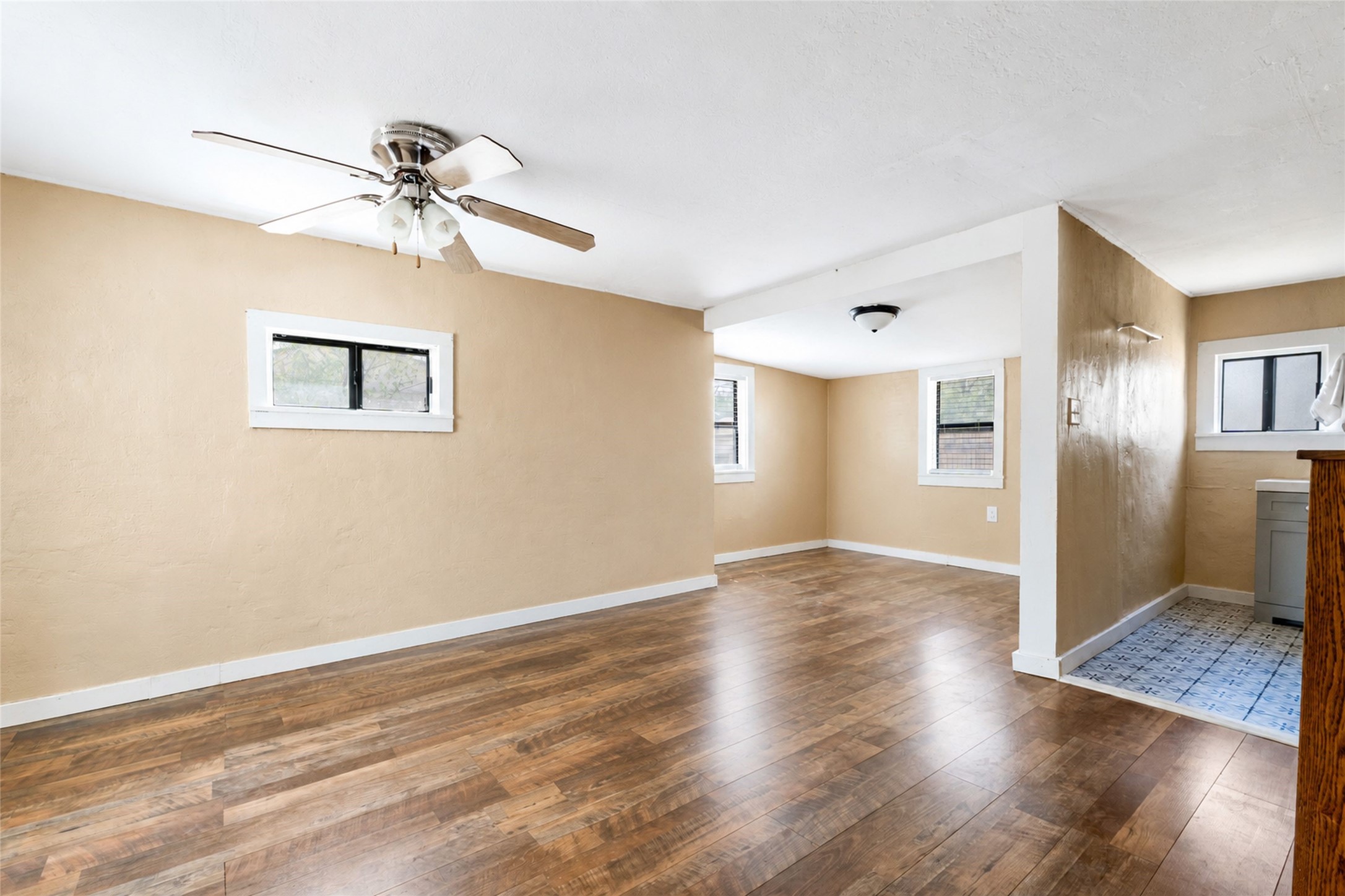  704 Loring Avenue - 物件實景