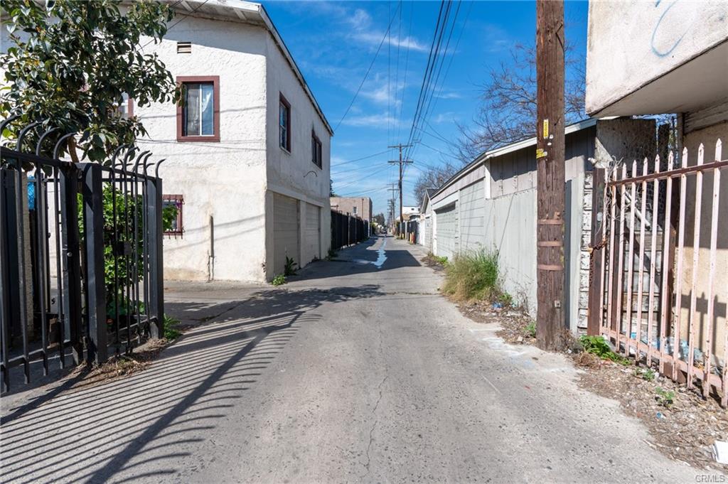 Los Angeles, California, 90037, United States, 7 Bedrooms Bedrooms, ,Residential,For Sale,1935782