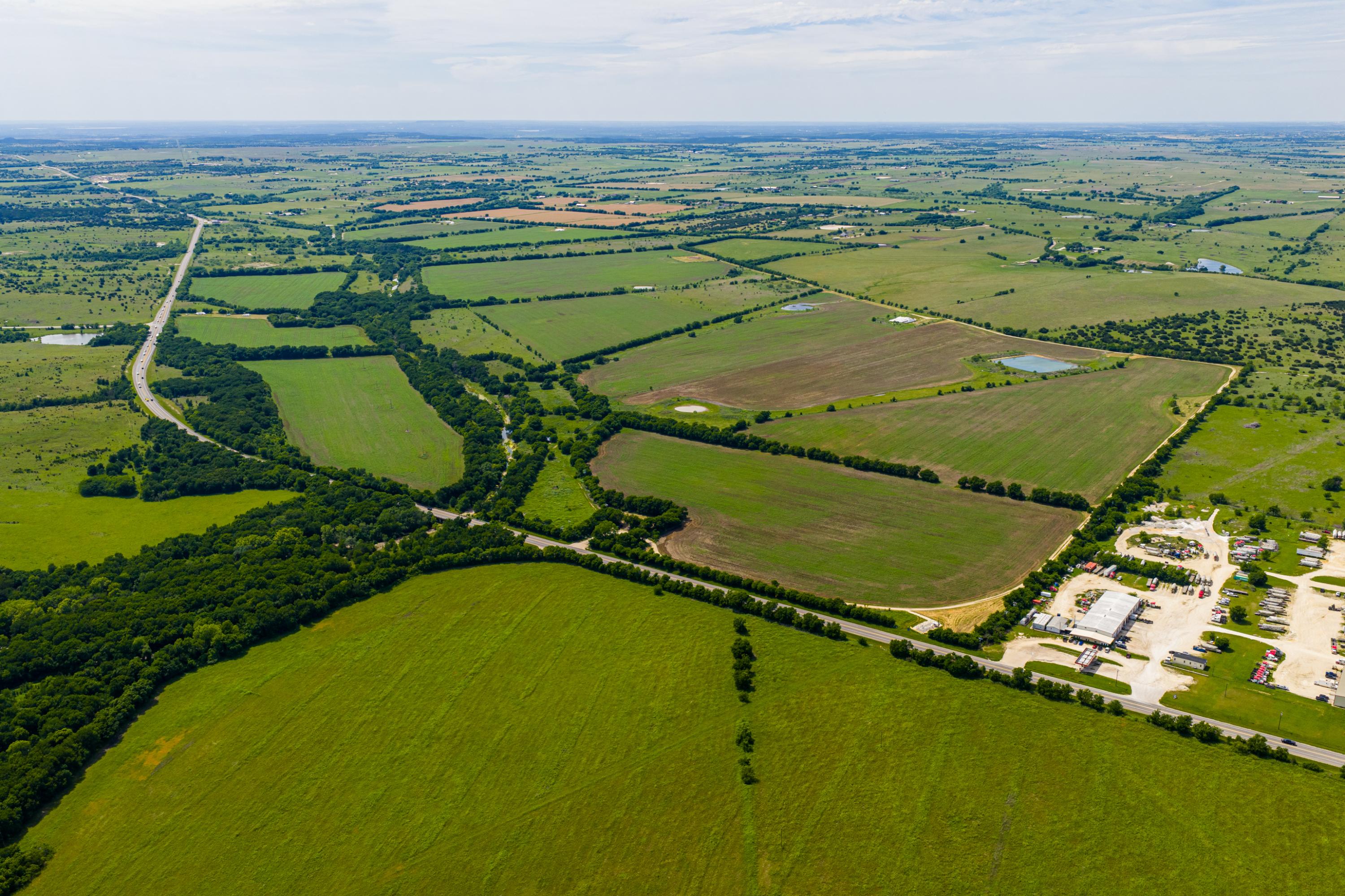  667 Acre Development Property With Two Miles Of Highway Frontage - 物件實景