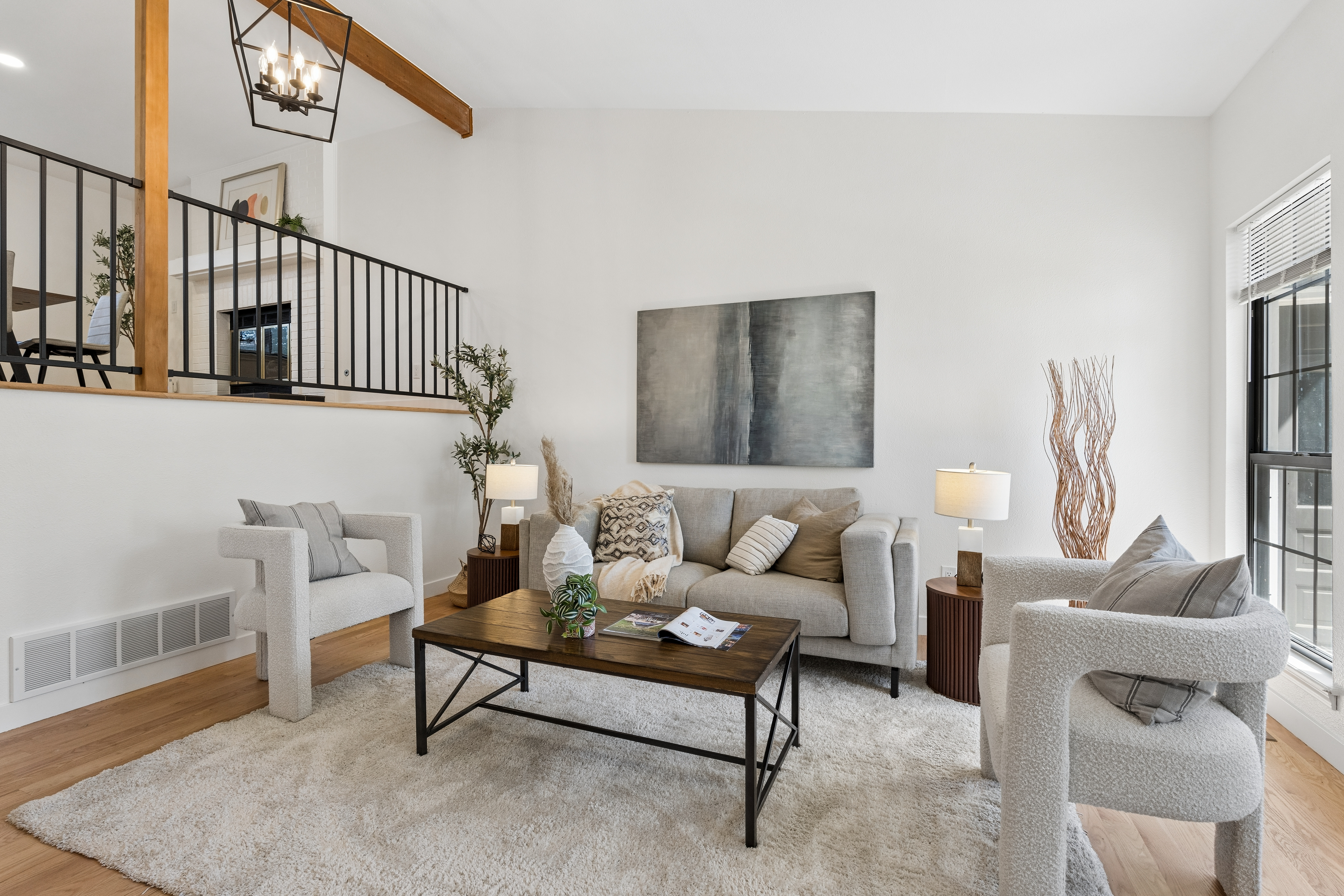  Completely reimagined, refreshed, and ready, this charming home on quiet street - 物件實景