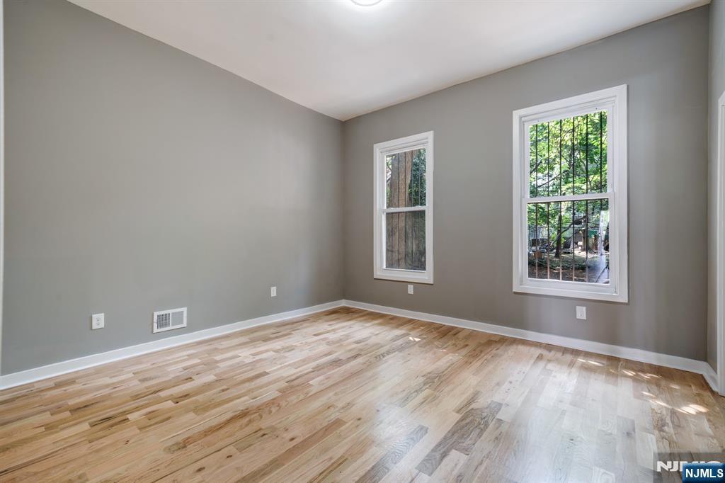 Newark, New Jersey, 07103, United States, 6 Bedrooms Bedrooms, ,3 BathroomsBathrooms,Residential,For Sale,1897498