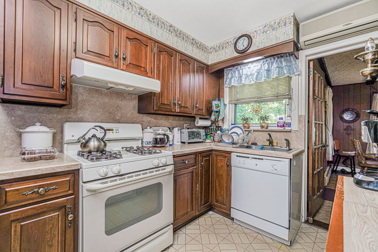 Staten Island, New York, 10302, United States, 5 Bedrooms Bedrooms, ,2 BathroomsBathrooms,Residential,For Sale,1914659