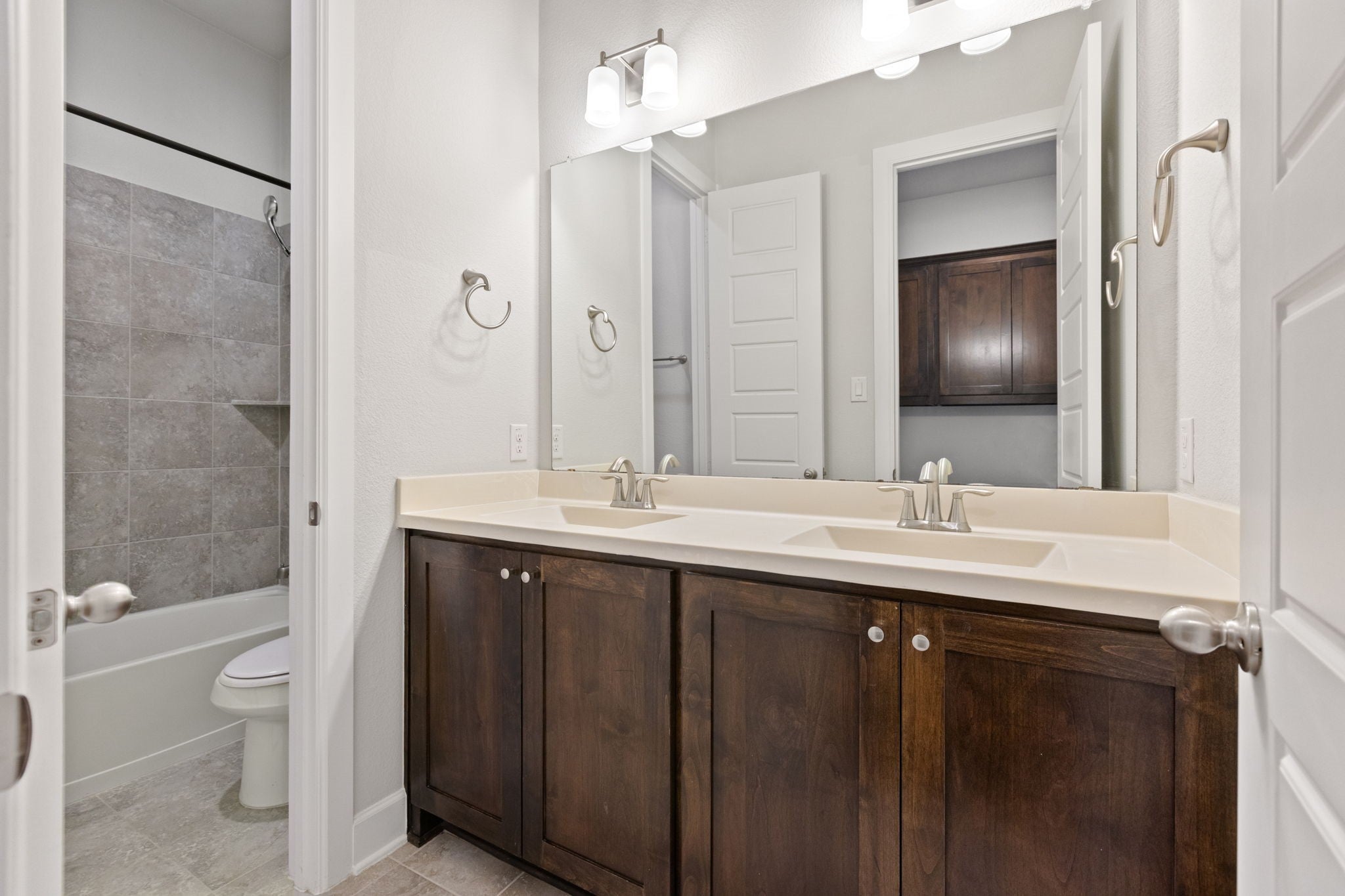 Mansfield, Texas, 76063, United States, 4 Bedrooms Bedrooms, ,4 BathroomsBathrooms,Residential,For Sale,1979956