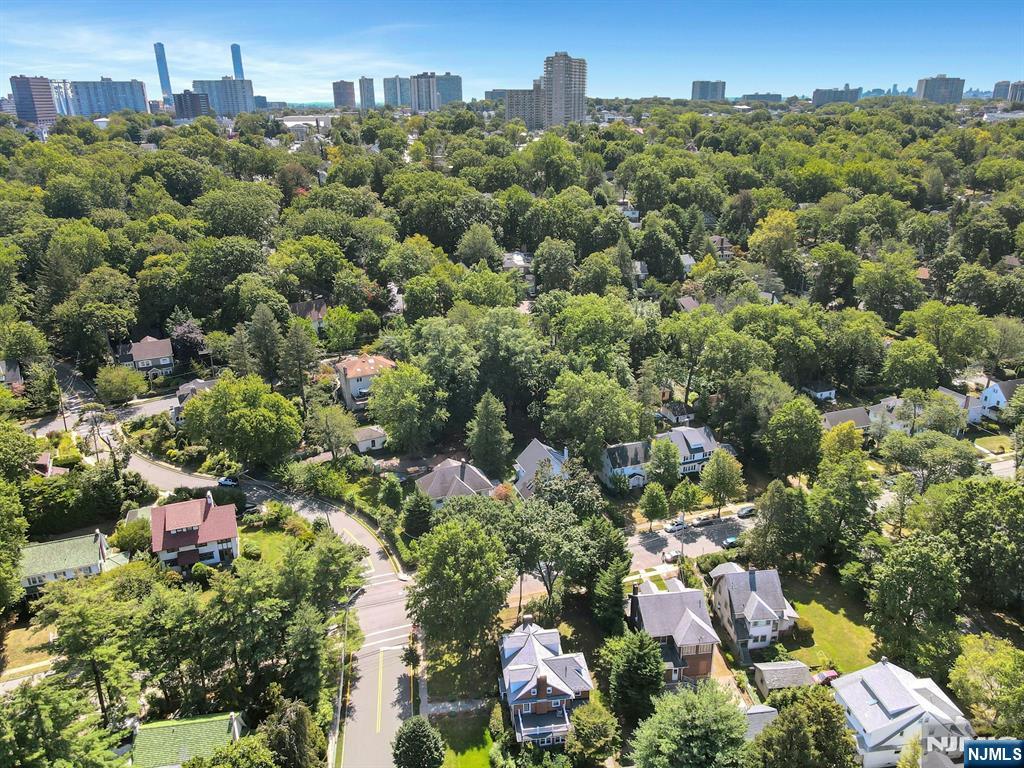 Leonia, New Jersey, 07605, United States, 5 Bedrooms Bedrooms, ,4 BathroomsBathrooms,Residential,For Sale,1934270