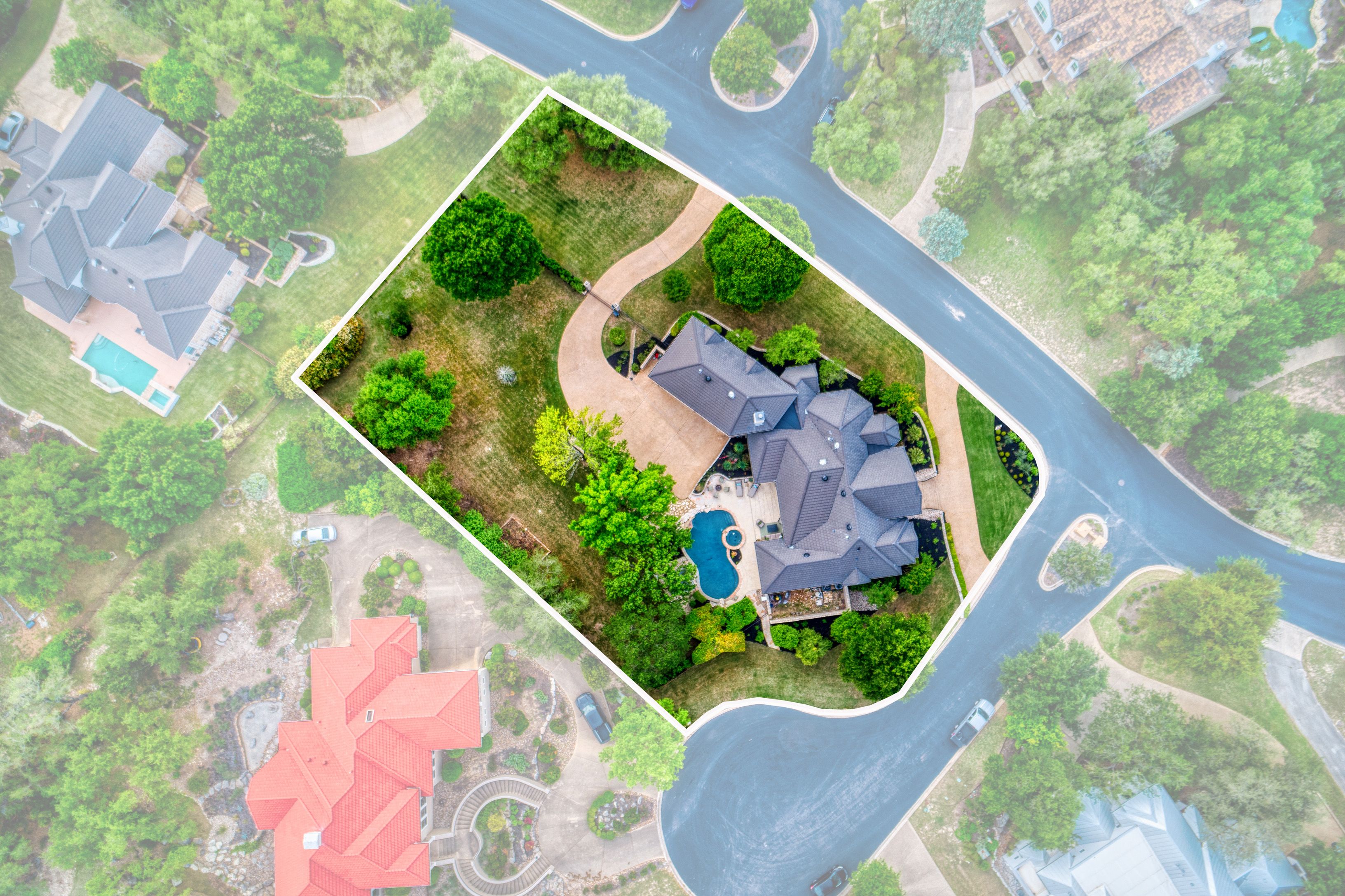  Spacious Estate with Poolside Views - 物件實景