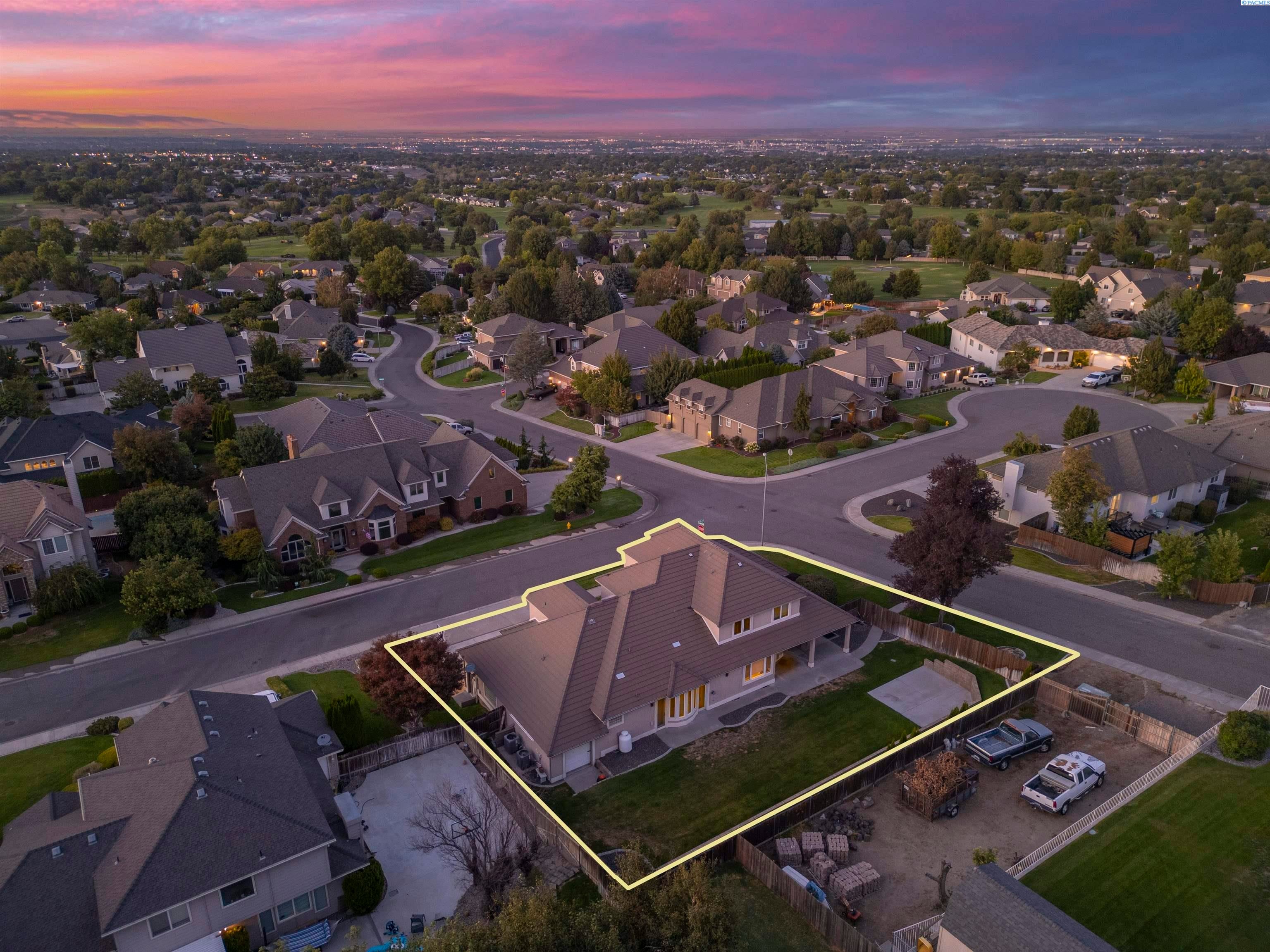 Kennewick, Washington, 99337, United States, 6 Bedrooms Bedrooms, ,4 BathroomsBathrooms,Residential,For Sale,1979182