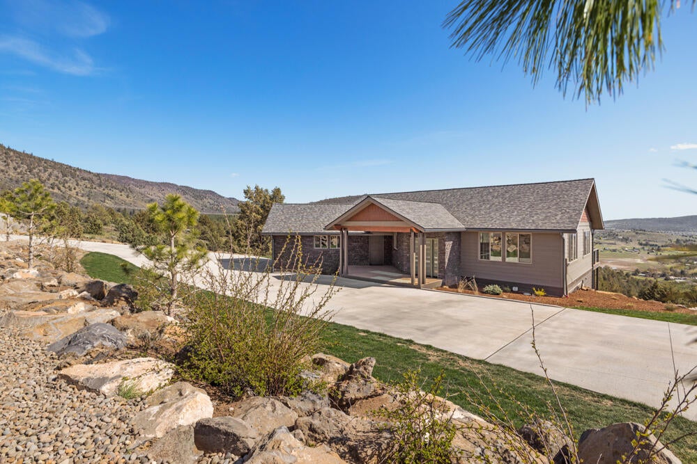 Klamath Falls, Oregon, 97601, United States, 3 Bedrooms Bedrooms, ,4 BathroomsBathrooms,Residential,For Sale,1794380