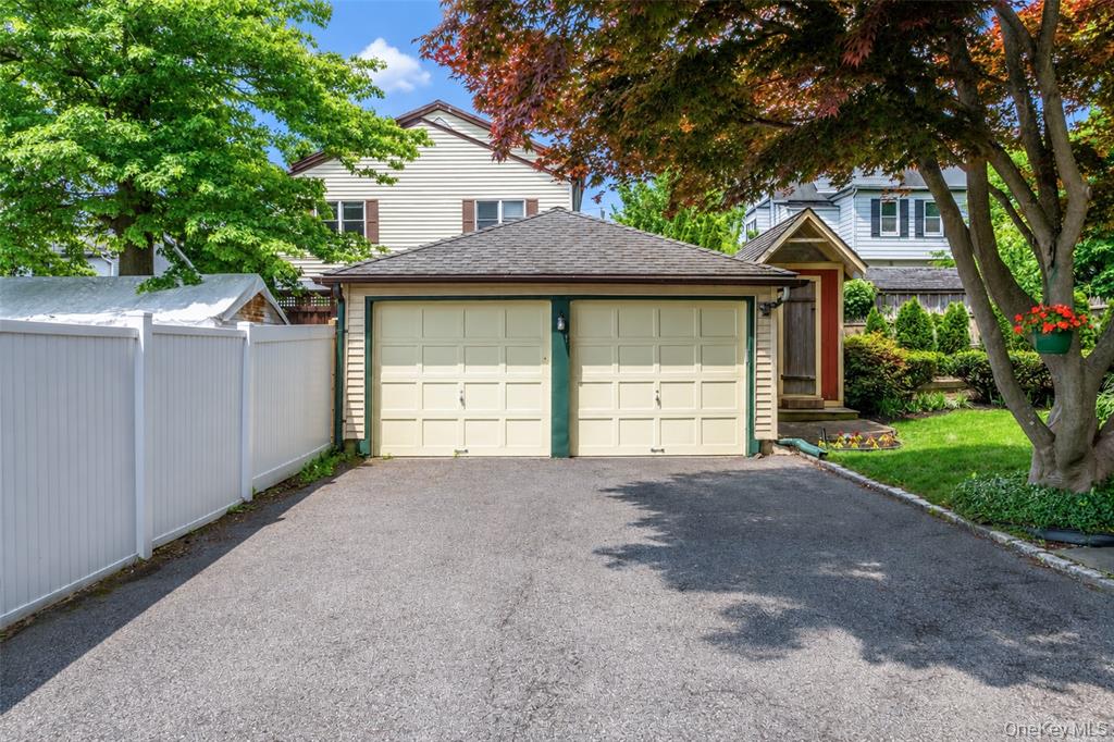 New Rochelle, New York, 10801, United States, 5 Bedrooms Bedrooms, ,4 BathroomsBathrooms,Residential,For Sale,2048483