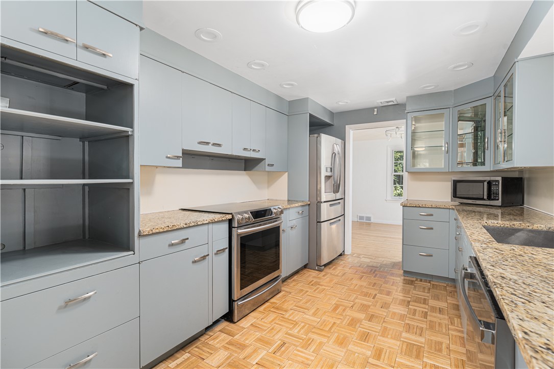Warwick, Rhode Island, 02886, United States, 4 Bedrooms Bedrooms, ,2 BathroomsBathrooms,Residential,For Sale,1918180