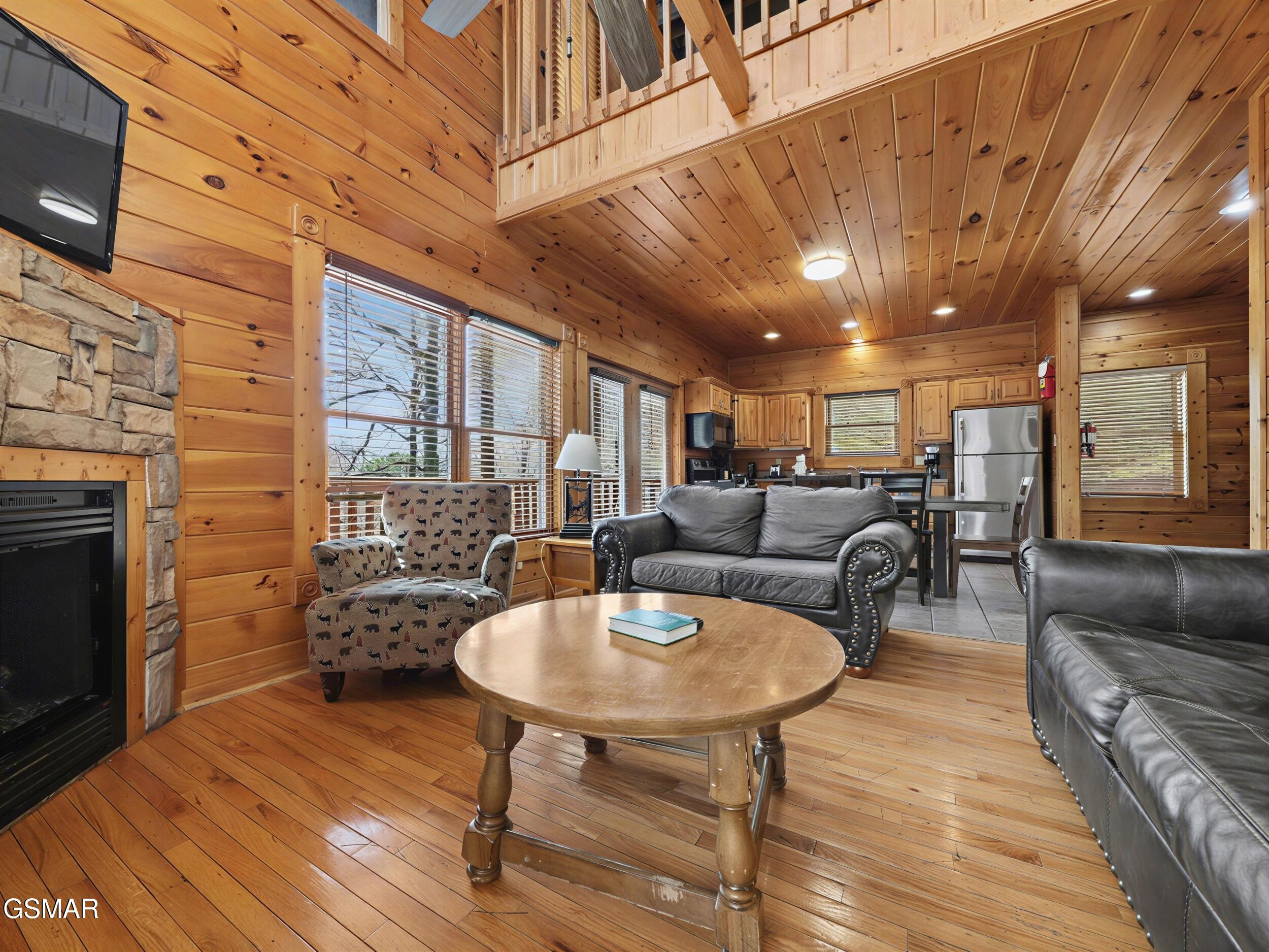 Gatlinburg, Tennessee, 37738, United States, 2 Bedrooms Bedrooms, ,3 BathroomsBathrooms,Residential,For Sale,2024380