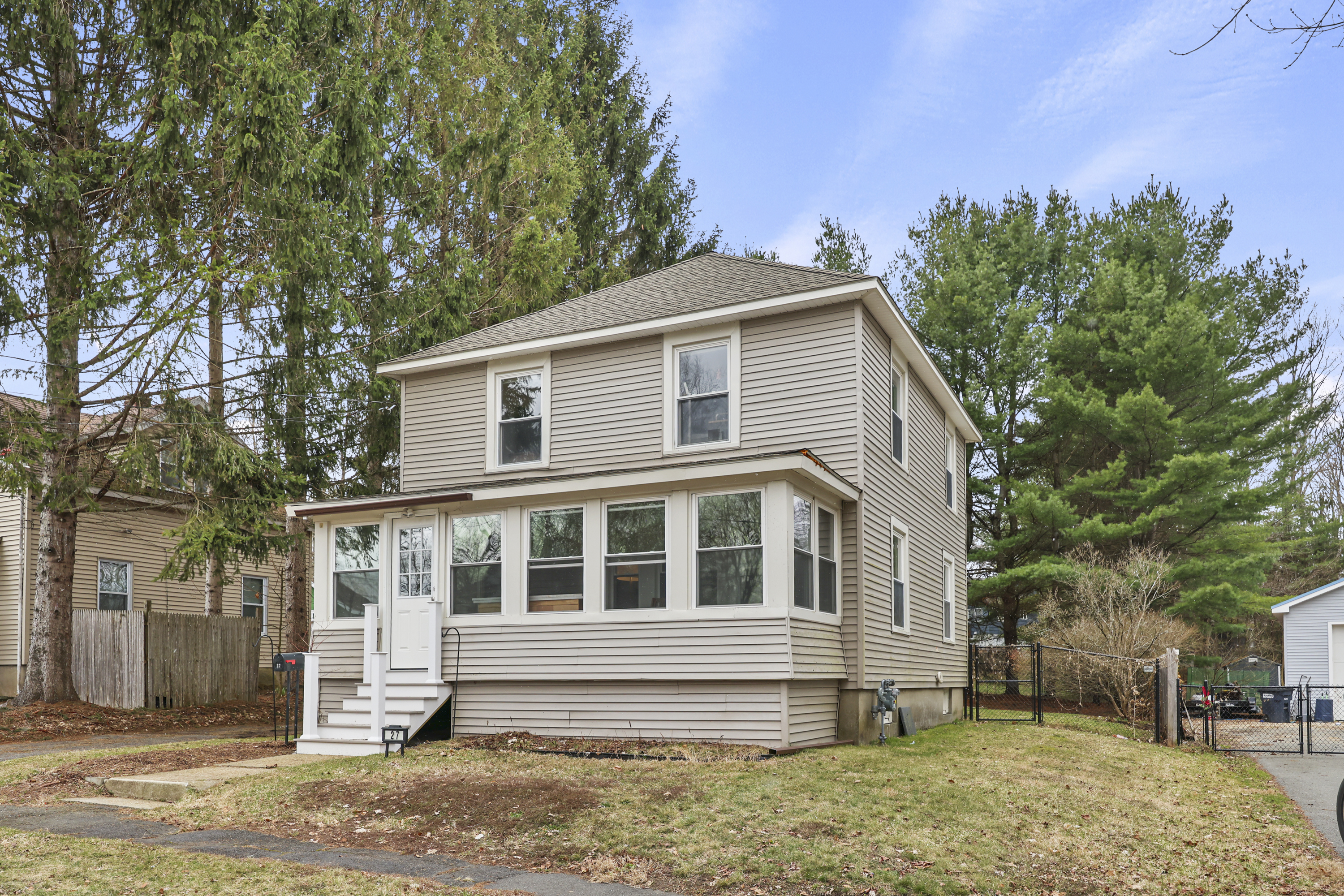  Sunlit, Well-Kept Home with Easy Flow and Quiet Setting - 物件實景