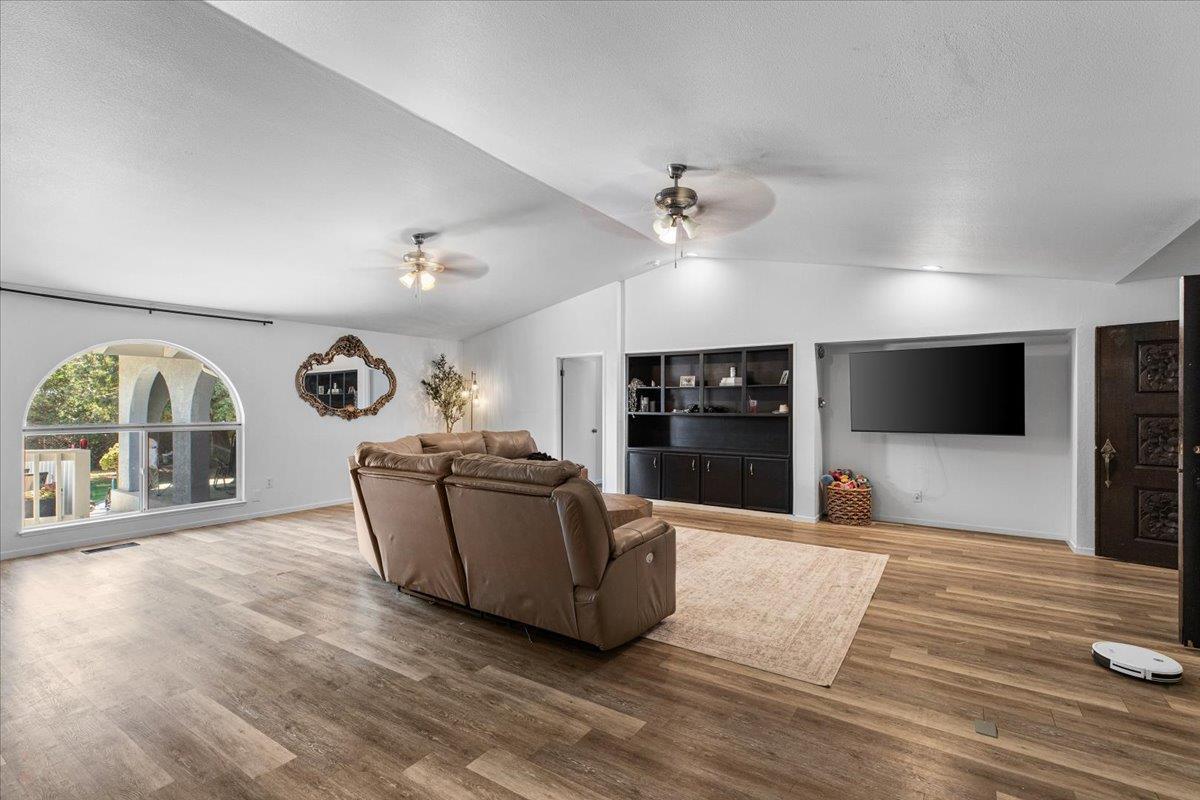 Escalon, California, 95320, United States, 6 Bedrooms Bedrooms, ,3 BathroomsBathrooms,Residential,For Sale,1977867