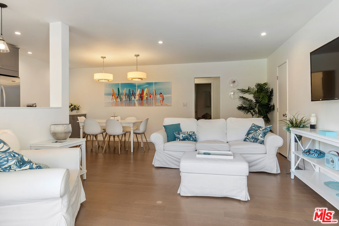 West Hollywood, California, 90046, United States, 2 Bedrooms Bedrooms, ,2 BathroomsBathrooms,Residential,For Sale,1794997