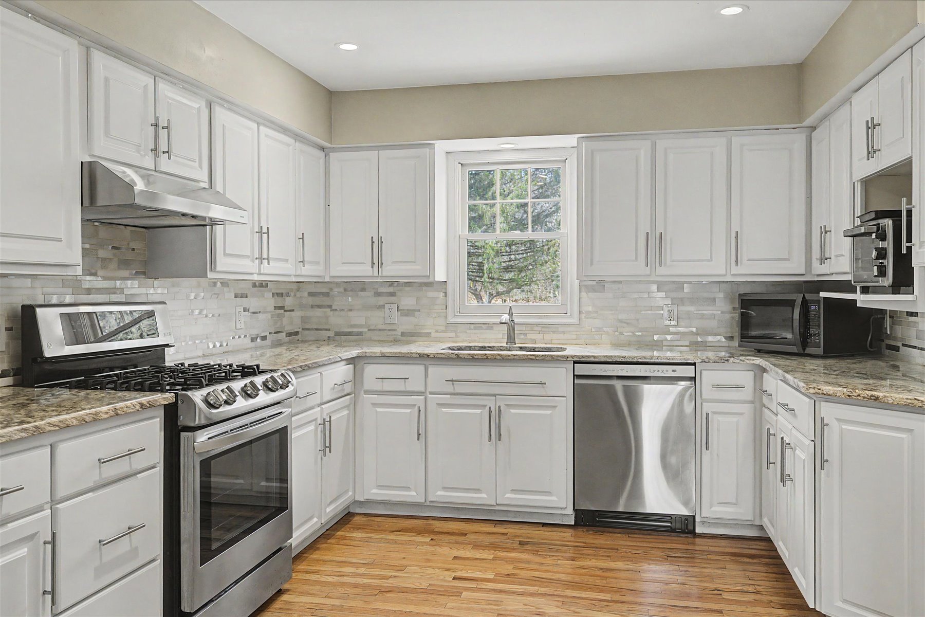  Lovely Cape Cod Home Situated on Two Private Acres - 物件實景