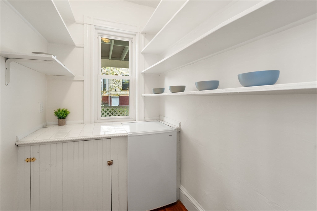 Cambridge, Massachusetts, 02140, United States, 2 Bedrooms Bedrooms, ,1 BathroomBathrooms,Residential,For Sale,1996055