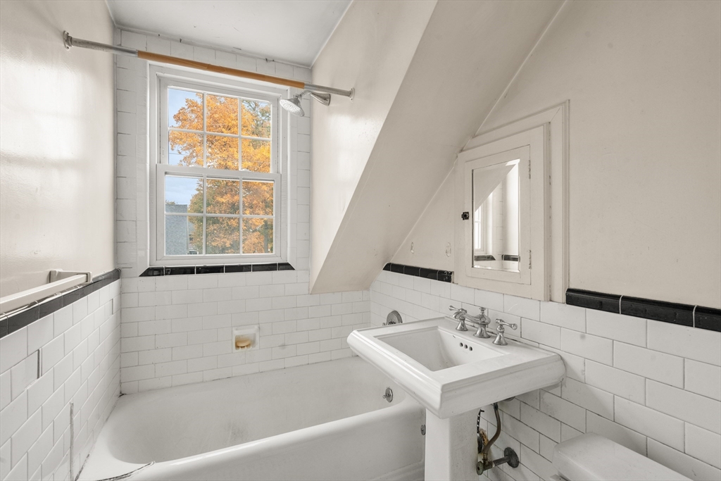 Milton, Massachusetts, 02186, United States, 3 Bedrooms Bedrooms, ,2 BathroomsBathrooms,Residential,For Sale,1973093