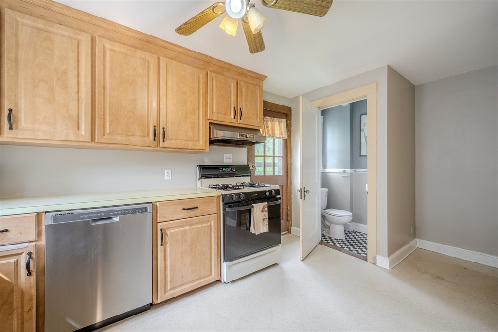 Newton, Massachusetts, 02461, United States, 3 Bedrooms Bedrooms, ,2 BathroomsBathrooms,Residential,For Sale,1934671