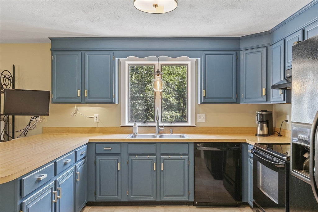 Lunenburg, Massachusetts, 01462, United States, 4 Bedrooms Bedrooms, ,3 BathroomsBathrooms,Residential,For Sale,1885321