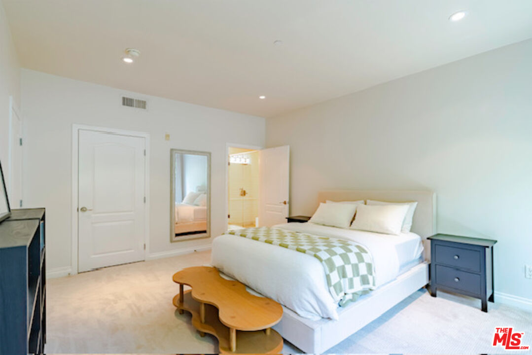 Los Angeles, California, 90019, United States, 2 Bedrooms Bedrooms, ,2 BathroomsBathrooms,Residential,For Sale,1998482