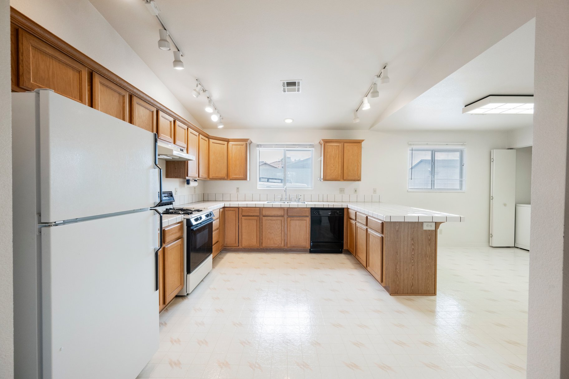  Rare Half Acre Opportunity in Henderson HOA, RV Hookups, Endless Potential - 物件實景
