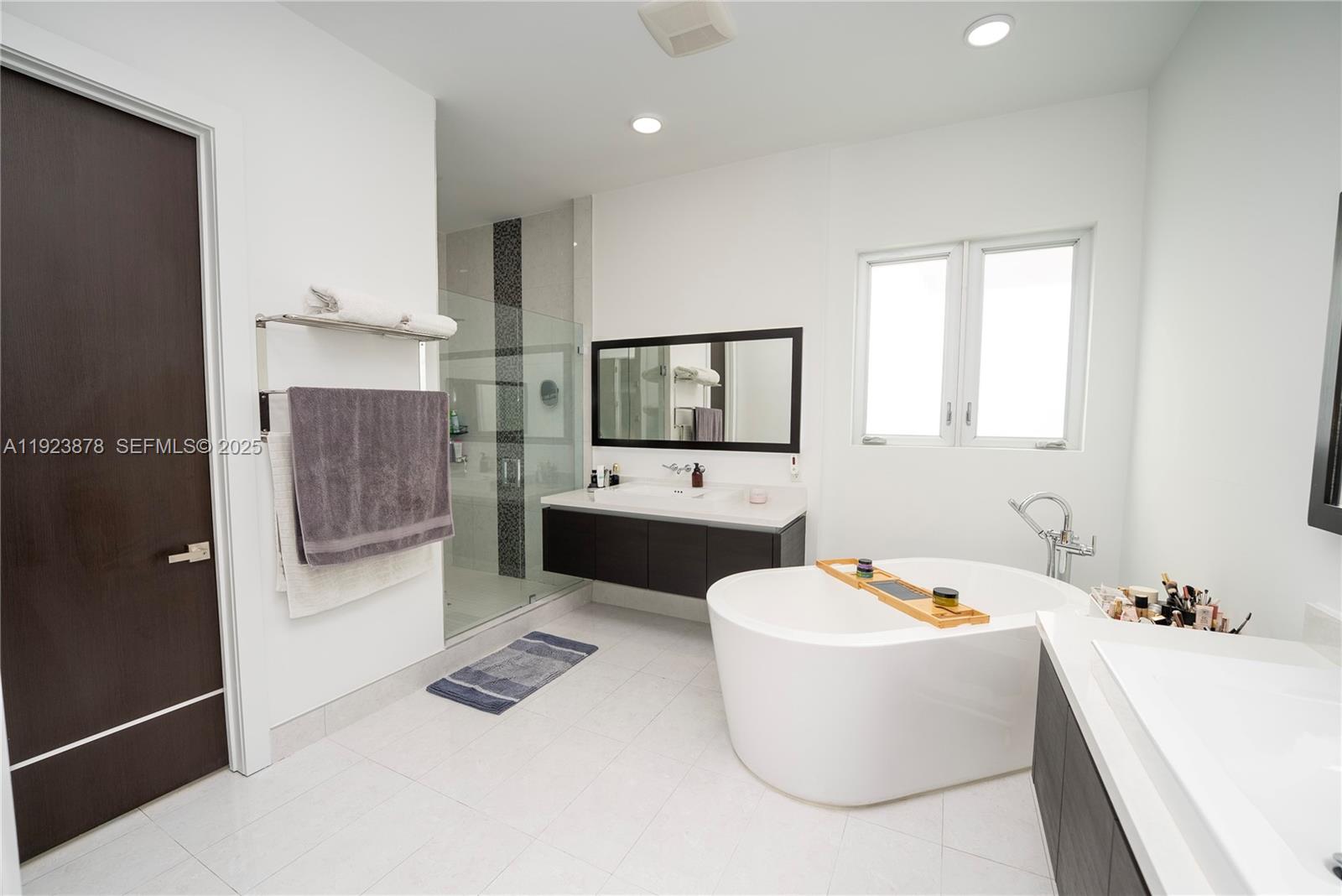 Doral, Florida, 33122, United States, 4 Bedrooms Bedrooms, ,5 BathroomsBathrooms,Residential,For Sale,2002186