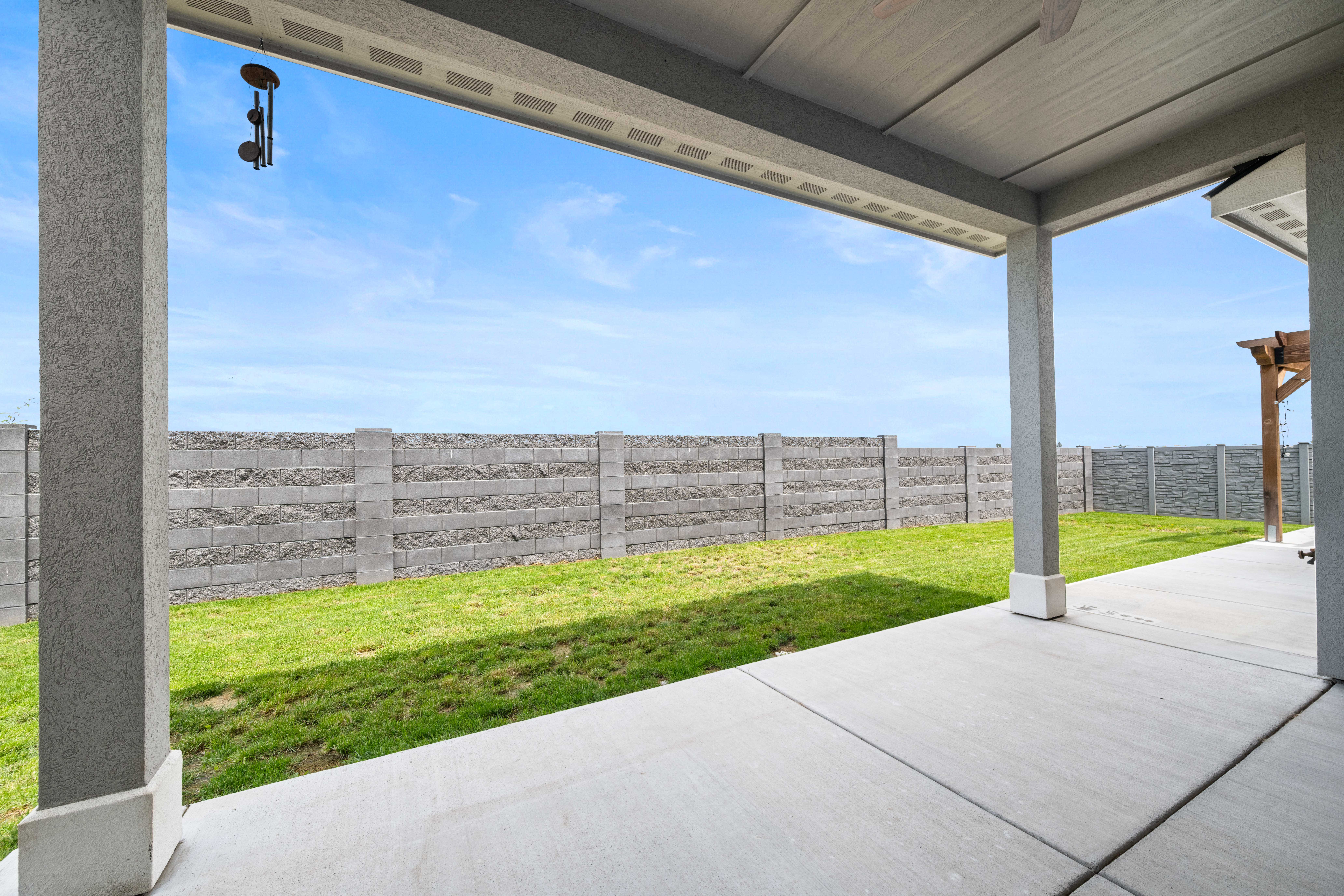  Like New, Fully Fenced, Corner Lot & 4-Car Garage - 物件實景