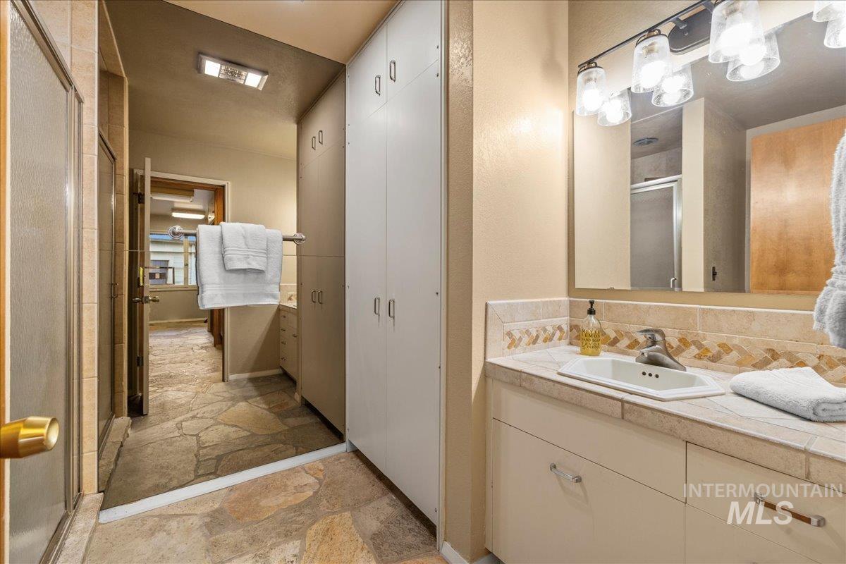 Caldwell, Idaho, 83605, United States, 2 Bedrooms Bedrooms, ,3 BathroomsBathrooms,Residential,For Sale,1979980