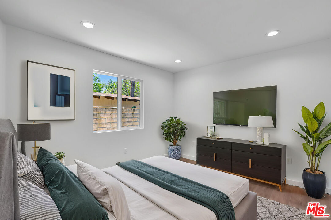 Reseda, California, 91335, United States, 10 Bedrooms Bedrooms, ,Residential,For Sale,1906500
