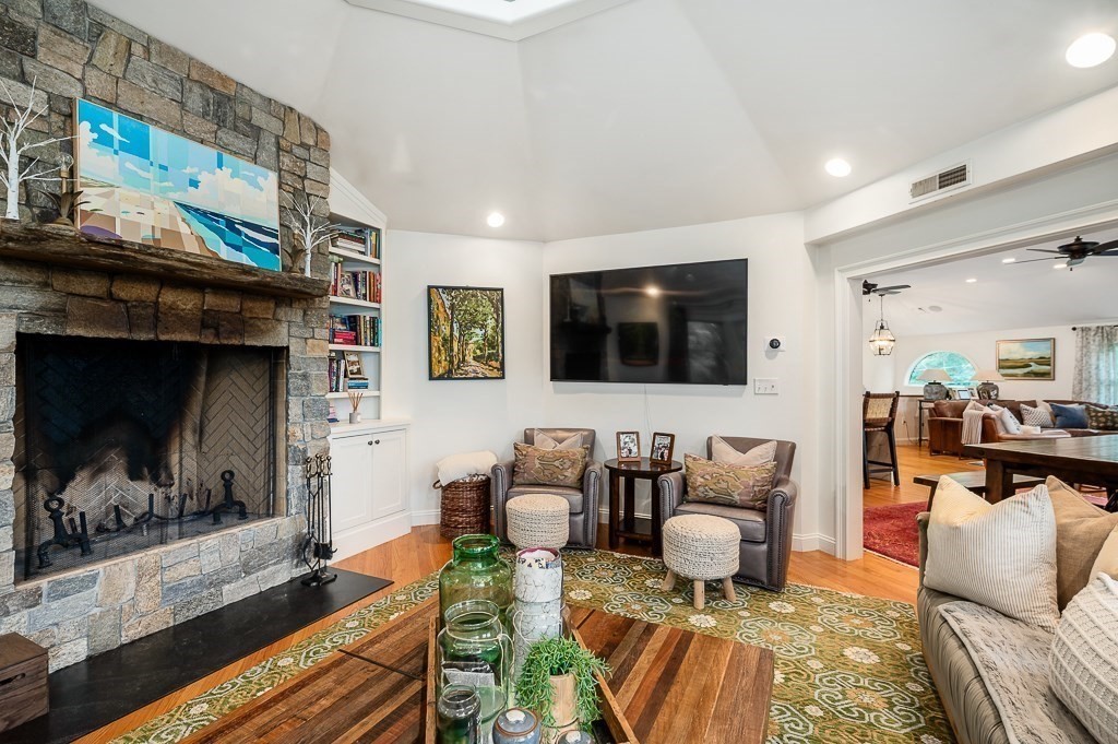 Manchester, Massachusetts, 01944, United States, 4 Bedrooms Bedrooms, ,3 BathroomsBathrooms,Residential,For Sale,1938822