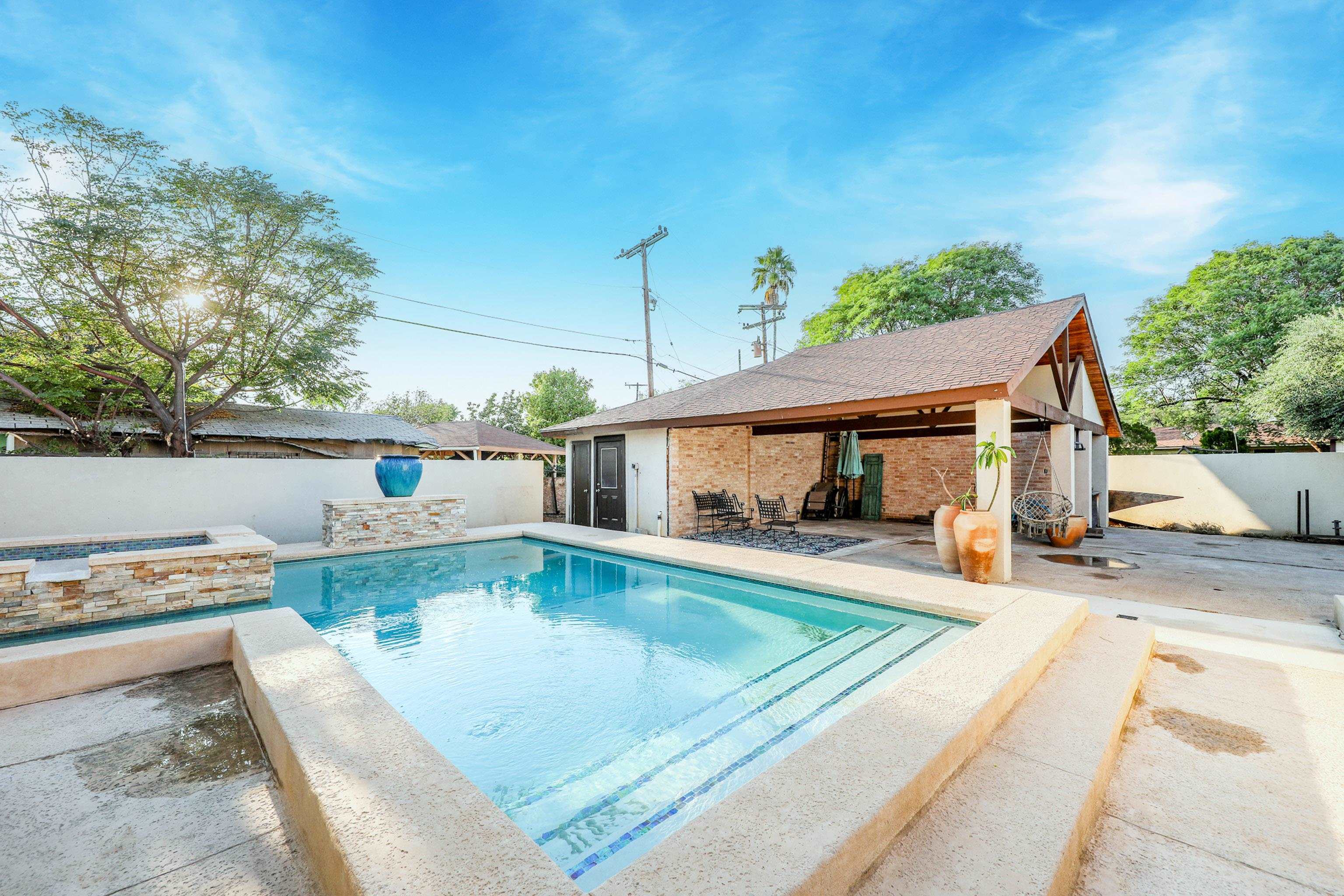 LAREDO, Texas, 78045, United States, 4 Bedrooms Bedrooms, ,4 BathroomsBathrooms,Residential,For Sale,1955145