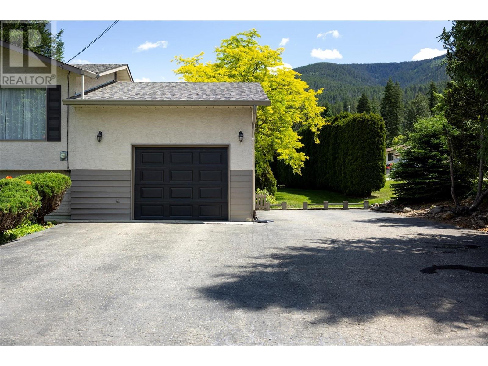 SPALLUMCHEEN, British Columbia, V4Y 0S8, CA, 5 Bedrooms Bedrooms, ,2 BathroomsBathrooms,Residential,For Sale,1950720