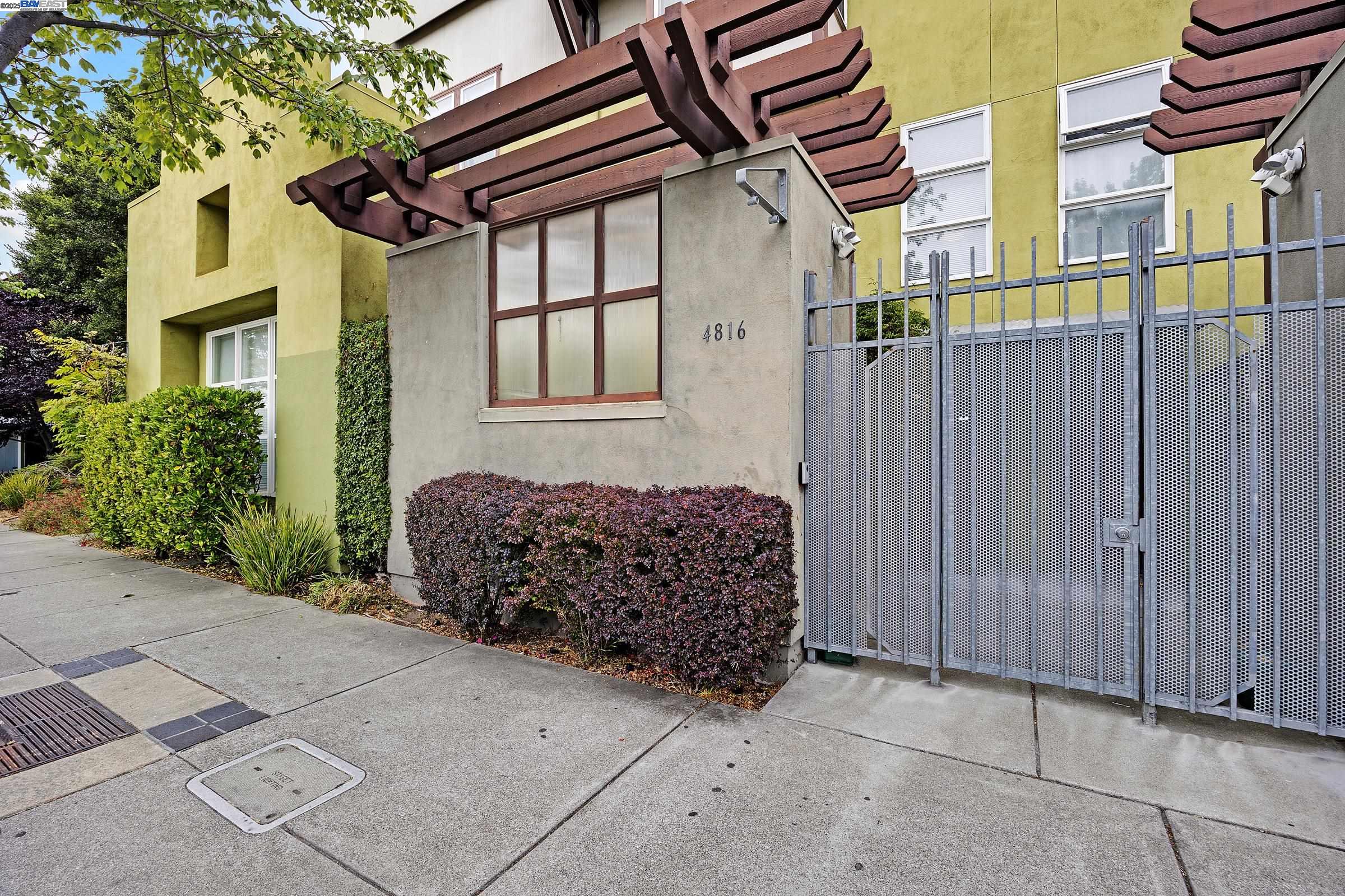 Emeryville, California, 94608, United States, 2 Bedrooms Bedrooms, ,1 BathroomBathrooms,Residential,For Sale,1907705