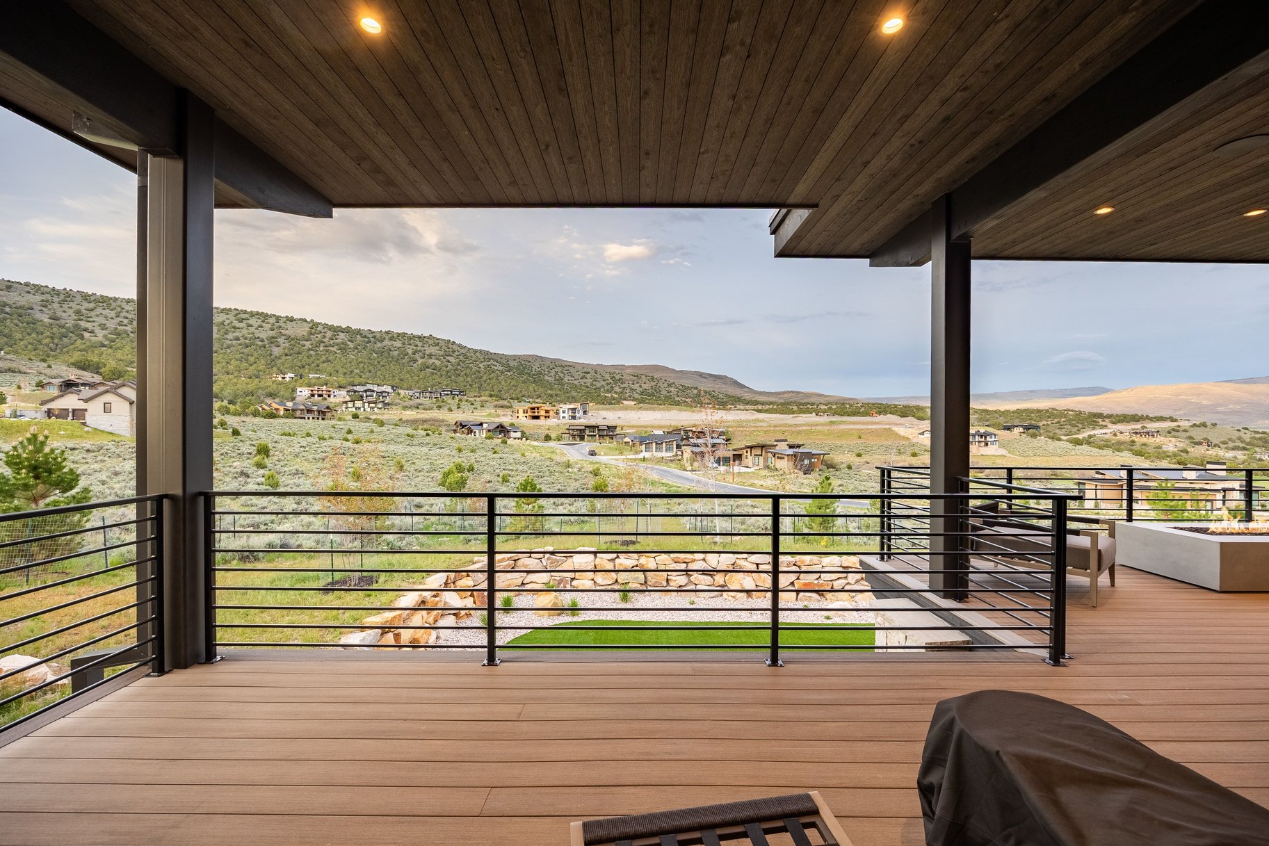  New Mountain Contemporary Home on Rare Double Lot with Timp Views - 物件實景