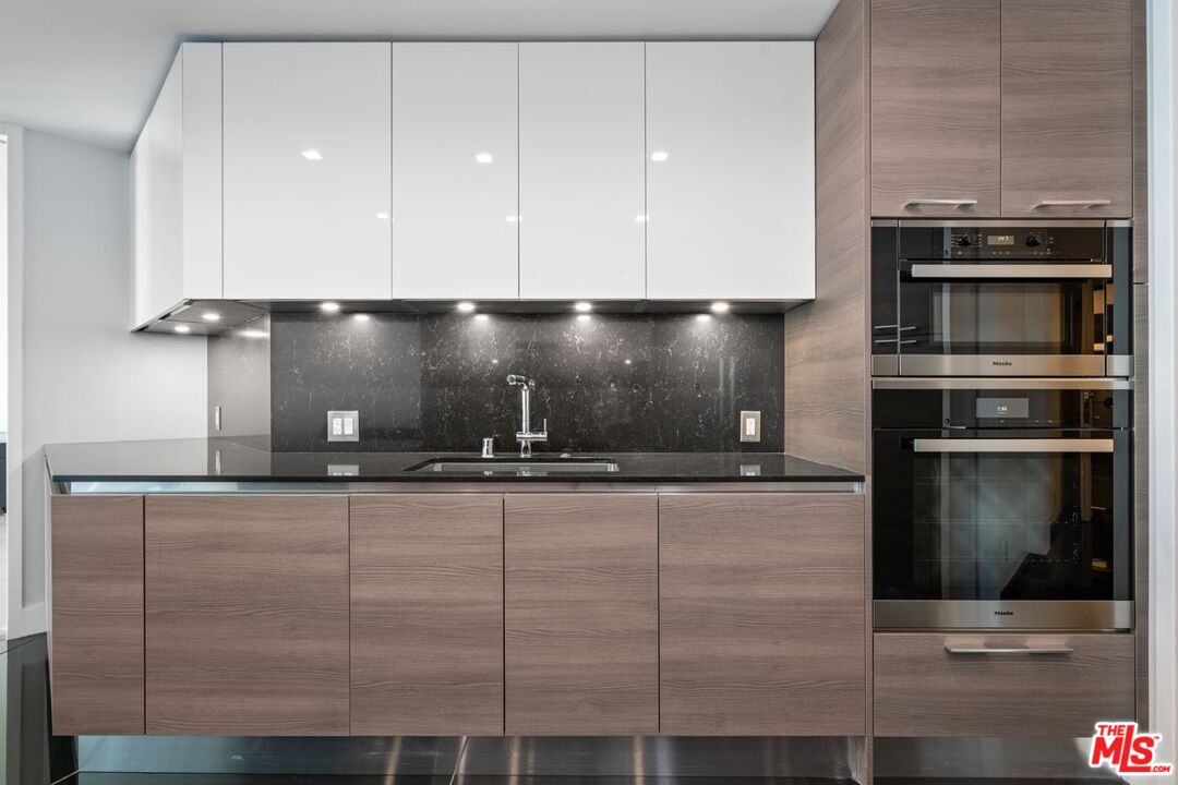 Los Angeles, California, 90024, United States, 3 Bedrooms Bedrooms, ,3 BathroomsBathrooms,Residential,For Sale,1949652